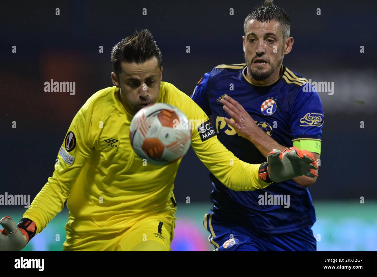 ZAGREB, CROATIE - SEPTEMBRE 16 : Lukasz Fabianski de Ham Ouest s'est Uni en action avec Arijan Ademi de Dinamo Zagreb pendant le match H de l'UEFA Europa League entre Dinamo Zagreb et Ham Ouest s'est Uni au stade Maksimir de 16 septembre 2021 à Zagreb, en Croatie. Photo: Igor Soban/PIXSELL Banque D'Images