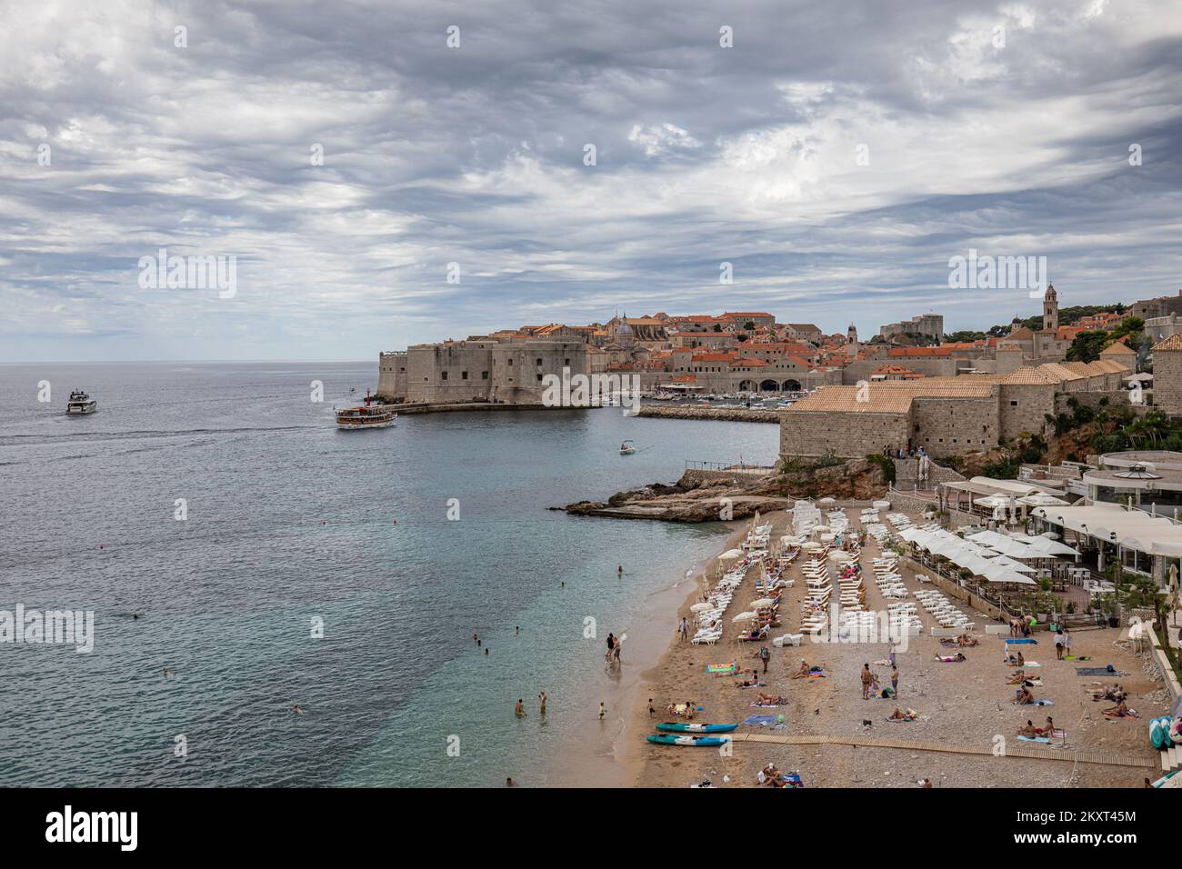 Vue sur la plage de Banje à Dubrovnik, Croatie sur 21. Septembre 2021. Photo: Grgo Jelavic/PIXSELL Banque D'Images