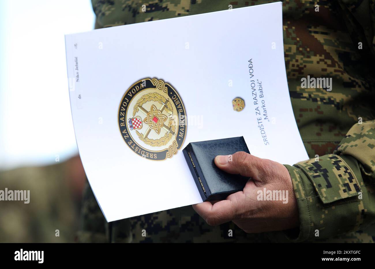 Cérémonie de clôture de la marche des membres de l'armée croate, participants à la génération 3rd de formation au Centre pour le développement des dirigeants 'Marko Babic' à la forteresse de Knin, Croatie, le 13. Octobre 2021. Les participants ont reçu des badges et des diplômes lors de la cérémonie. Photo: Dusko Jaramaz/PIXSELL Banque D'Images