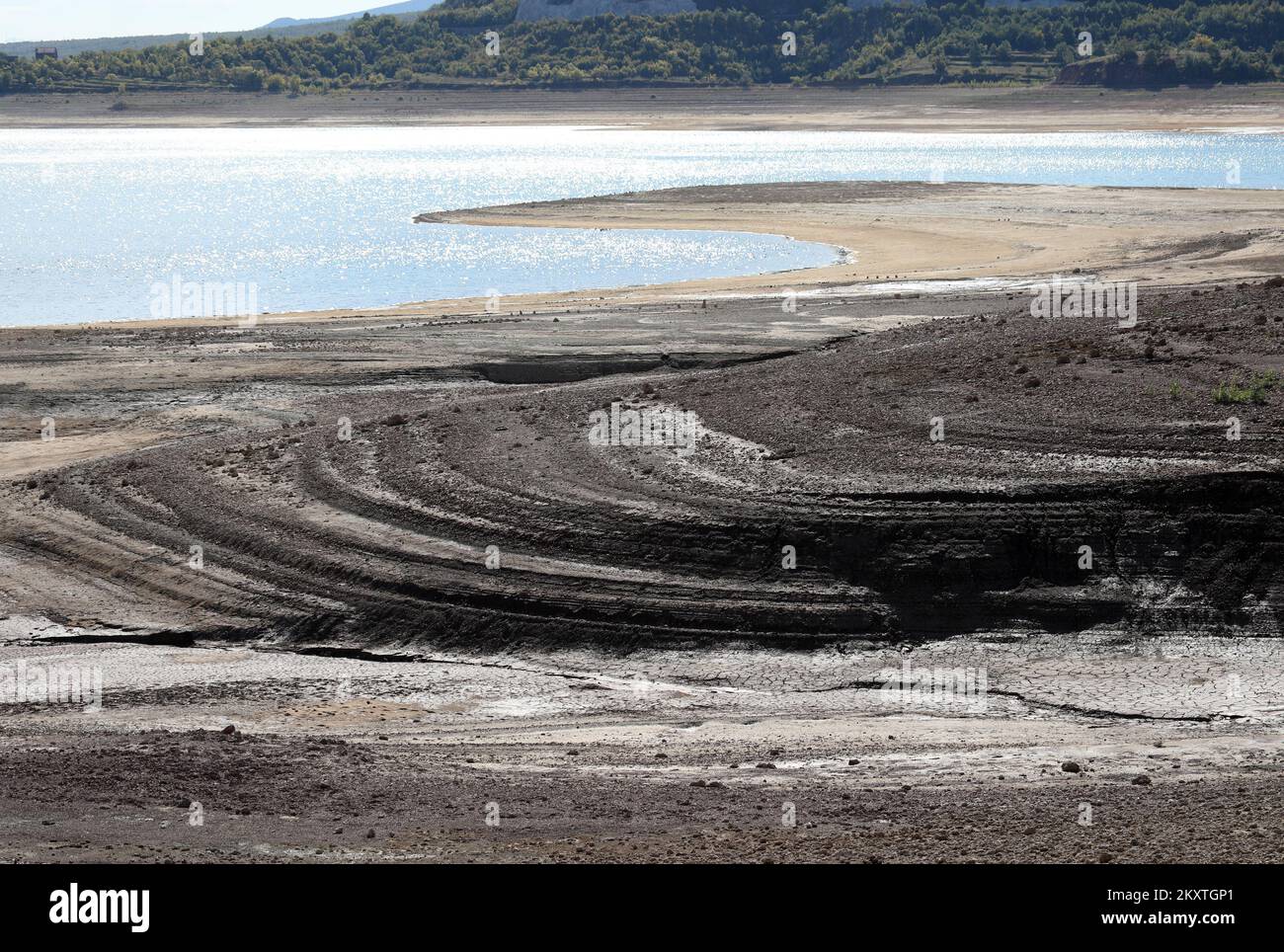 Le faible niveau d'eau du lac Peruca a révélé des restes de vie submergés le long de la rivière Cetina. Scènes et images inhabituelles du lac Peruca créées après la réduction du niveau d'eau dans le lac d'accumulation. Le lac Peruca est le deuxième lac artificiel de Croatie, après le lac Dubrava. Il est situé dans le comté de Split-Dalmatie. Le lac est alimenté par l'eau de la rivière Cetina , à Peruca, en Croatie, sur 14 octobre 2021. Photo: Dusko Jaramaz/PIXSELL Banque D'Images