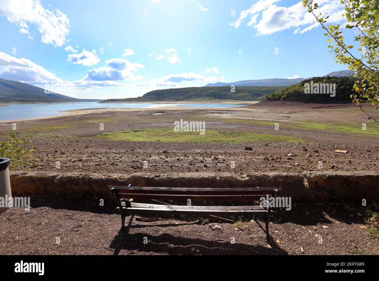 Le faible niveau d'eau du lac Peruca a révélé des restes de vie submergés le long de la rivière Cetina. Scènes et images inhabituelles du lac Peruca créées après la réduction du niveau d'eau dans le lac d'accumulation. Le lac Peruca est le deuxième lac artificiel de Croatie, après le lac Dubrava. Il est situé dans le comté de Split-Dalmatie. Le lac est alimenté par l'eau de la rivière Cetina , à Peruca, en Croatie, sur 14 octobre 2021. Photo: Dusko Jaramaz/PIXSELL Banque D'Images