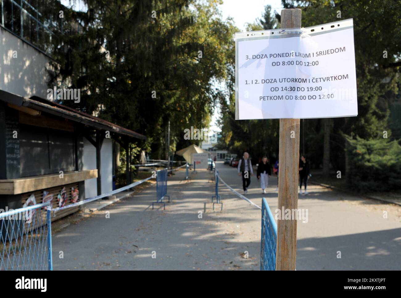 L'enterance du centre de vaccination est photographiée dans le hall de Zagrebacki Velesajam à Zagreb, Croatie, 18 octobre 2021. À compter d'aujourd'hui, la troisième dose de vaccin Covid-19 est possible pour les personnes immunodéprimées et la revaccination avec la troisième dose de personnes qui ont terminé la vaccination primaire. Photo: Zeljko Hladika/PIXSELL Banque D'Images