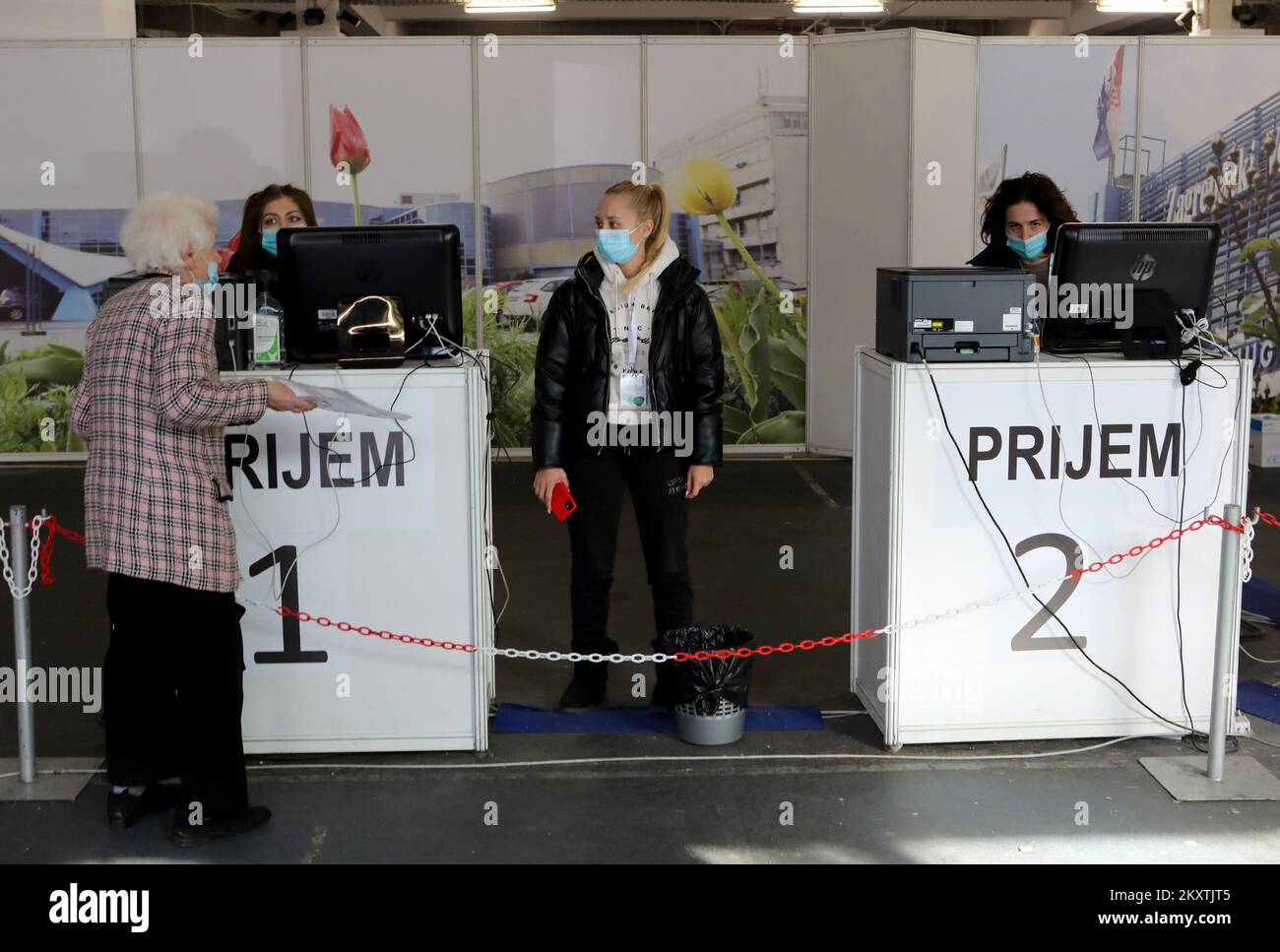 Une femme s'entretient avec le personnel médical du hall Zagrebacki Velesajam à zagreb, Croatie, 18 octobre 2021. À compter d'aujourd'hui, la troisième dose de vaccin Covid-19 est possible pour les personnes immunodéprimées et la revaccination avec la troisième dose de personnes qui ont terminé la vaccination primaire. Photo: Zeljko Hladika/PIXSELL Banque D'Images