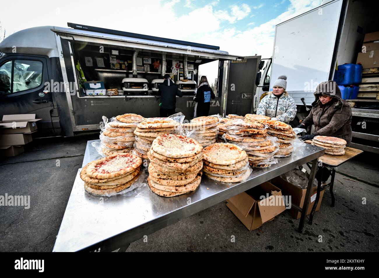 ZAPORIZHIA, UKRAINE - 30 NOVEMBRE 2022 - les pizzas gratuites cuites par des volontaires étrangers sont destinées aux personnes déplacées par la guerre de la Russie contre l'Ukraine, Za Banque D'Images