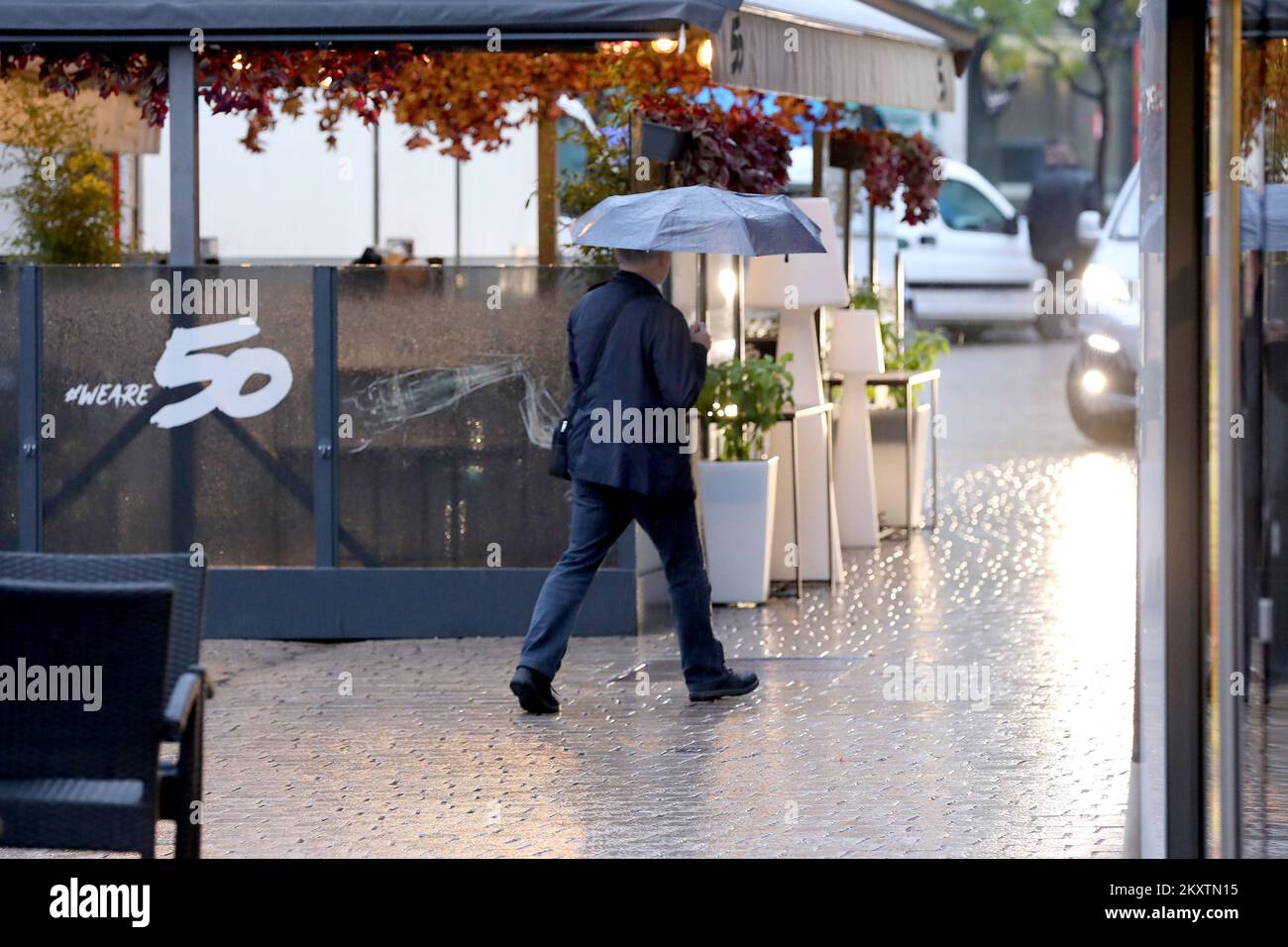 Un homme tenant un parapluie est vu à Zagreb, en Croatie, sur 22 octobre 2021. La pluie et une baisse modérée de la température le dernier jour ouvrable de la semaine ont remplacé le vent sud d'hier et le temps exceptionnellement chaud pour la deuxième moitié d'octobre. Photo: Patrik Macek/PIXSELL Banque D'Images