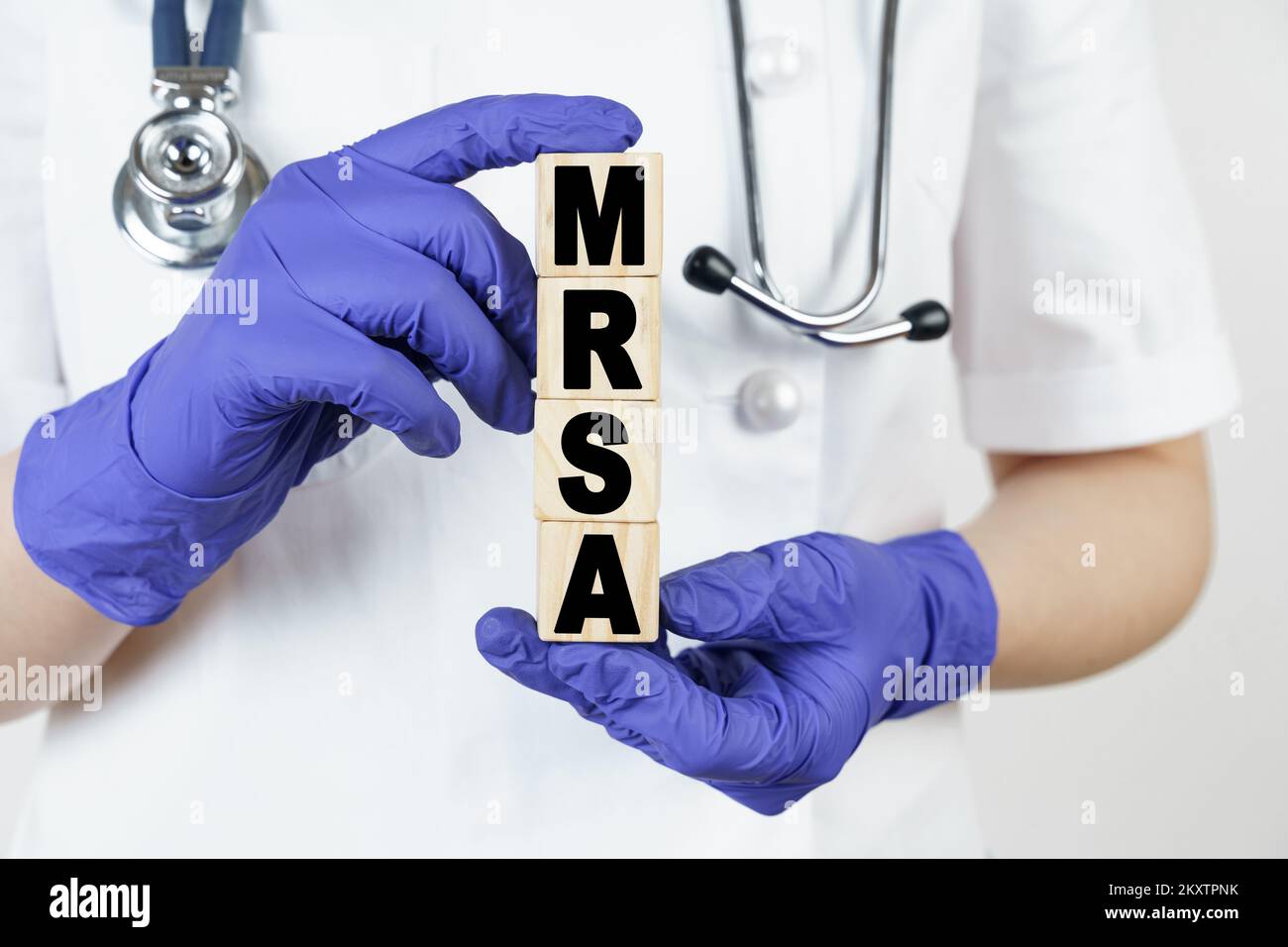 Médecine et concept de santé. Le médecin tient des cubes dans ses mains sur lesquels il est écrit - SARM. STAPHYLOCOCCUS AUREUS RÉSISTANT À LA MÉTHICILLINE. Banque D'Images