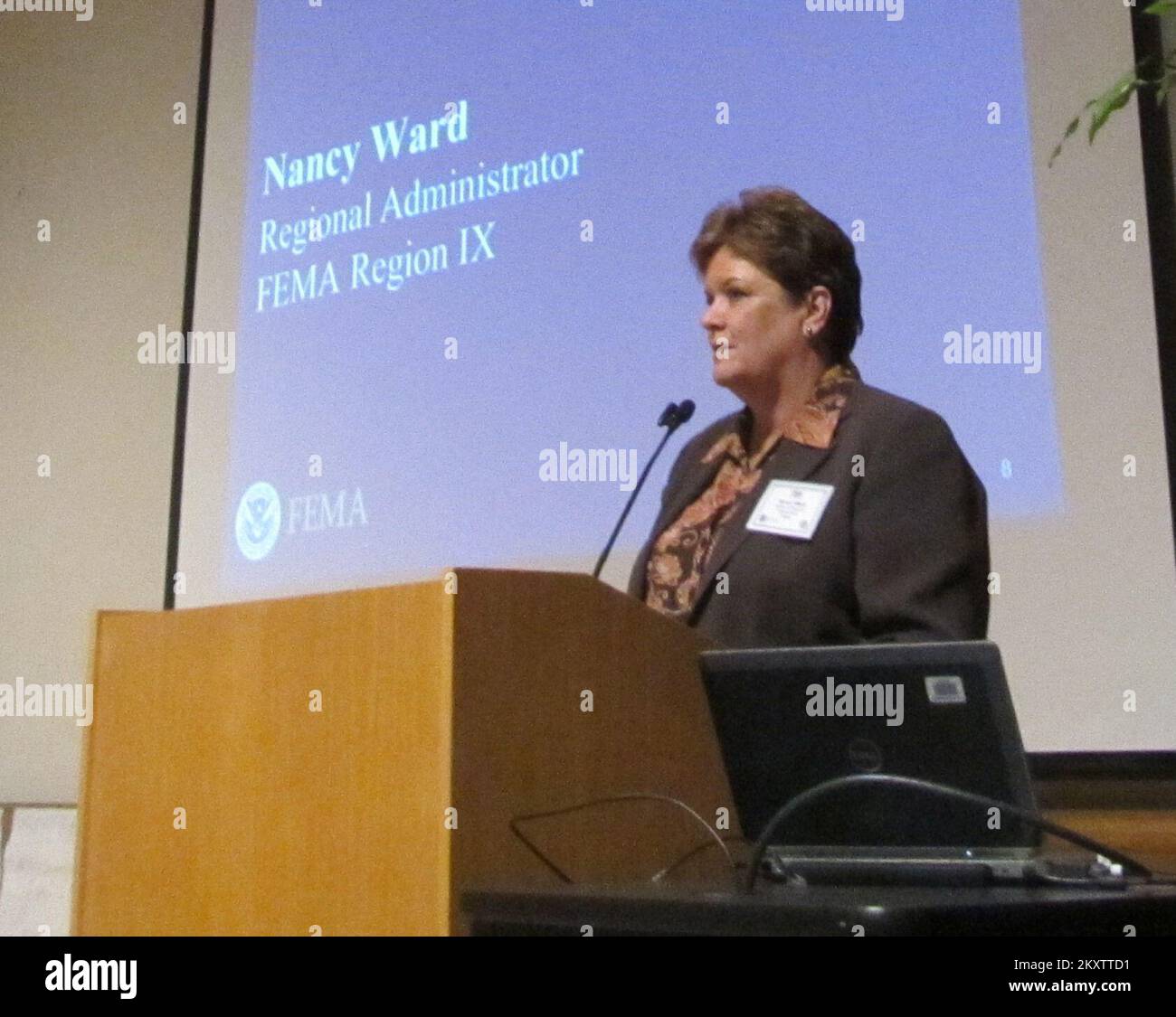 Planification et sécurité d'urgence - Oakland, Californie , Le 27 août 2012 l'administratrice de la région IX de la FEMA, Nancy Ward, s'adresse à un auditoire de partenaires tribaux, de représentants d'État et de représentants locaux lors de la réunion du Partenariat de préparation 2012 pour souligner l'importance de la collaboration, de la communication et de partenariats solides avant et pendant une catastrophe. Mary Simms/FEMA... Photographies relatives aux programmes, aux activités et aux fonctionnaires de gestion des catastrophes et des situations d'urgence Banque D'Images