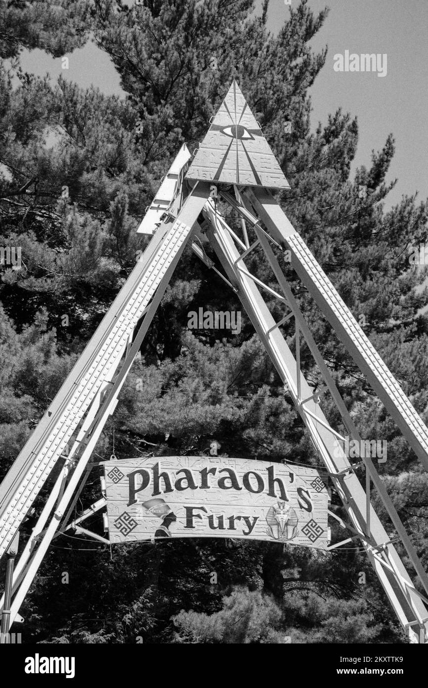 Un tour de carnaval s'appelle le Pharaon's Fury à la foire de Hopkinton. Hopkinton, New Hampshire. L'image a été capturée sur film analogique noir et blanc. Banque D'Images