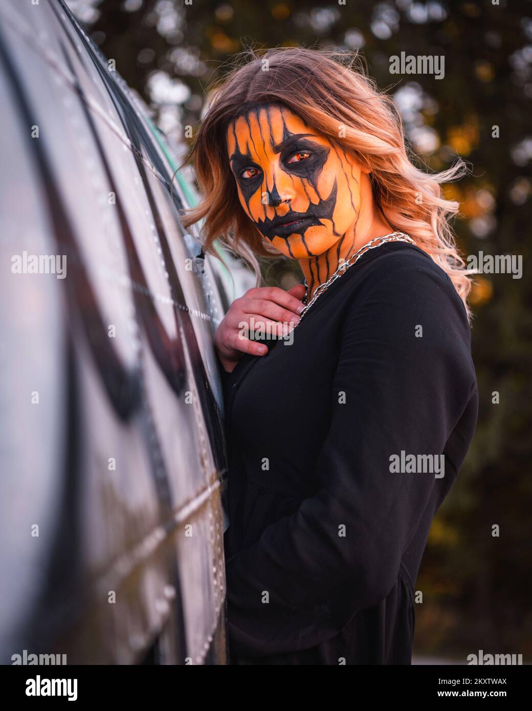 Une femme vêtue d'un costume de citrouille effrayant pose au photographe avant Halloween à Zagreb, Croatie sur 30 octobre 2021. Photo: Bruno Fantulin/PIXSELL Banque D'Images