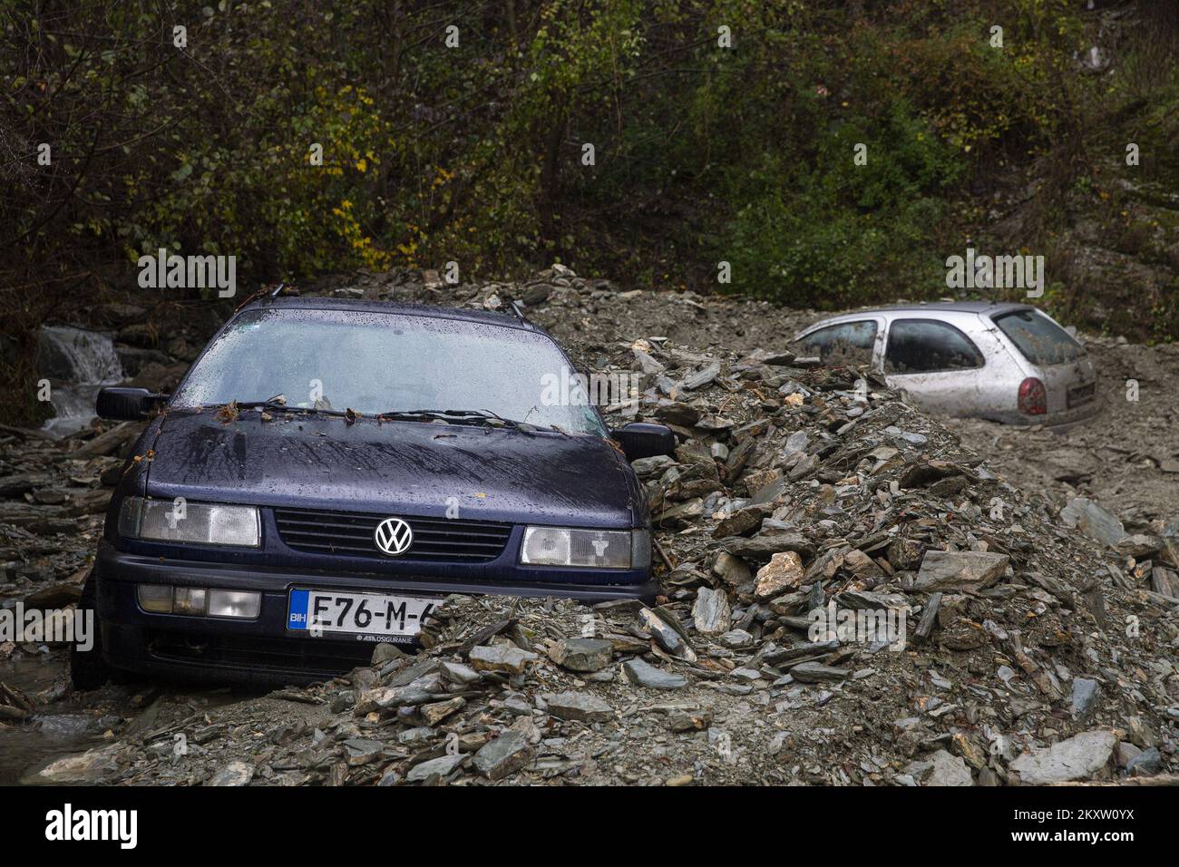 Dans le village de Dragan-selo en Bosnie-Herzégovine, un glissement de terrain a été activé en raison d'inondations torrentielles qui ont enterré deux voitures le 05. Novembre 2021. Photo: Denis Kapetanovic/PIXSELL Banque D'Images