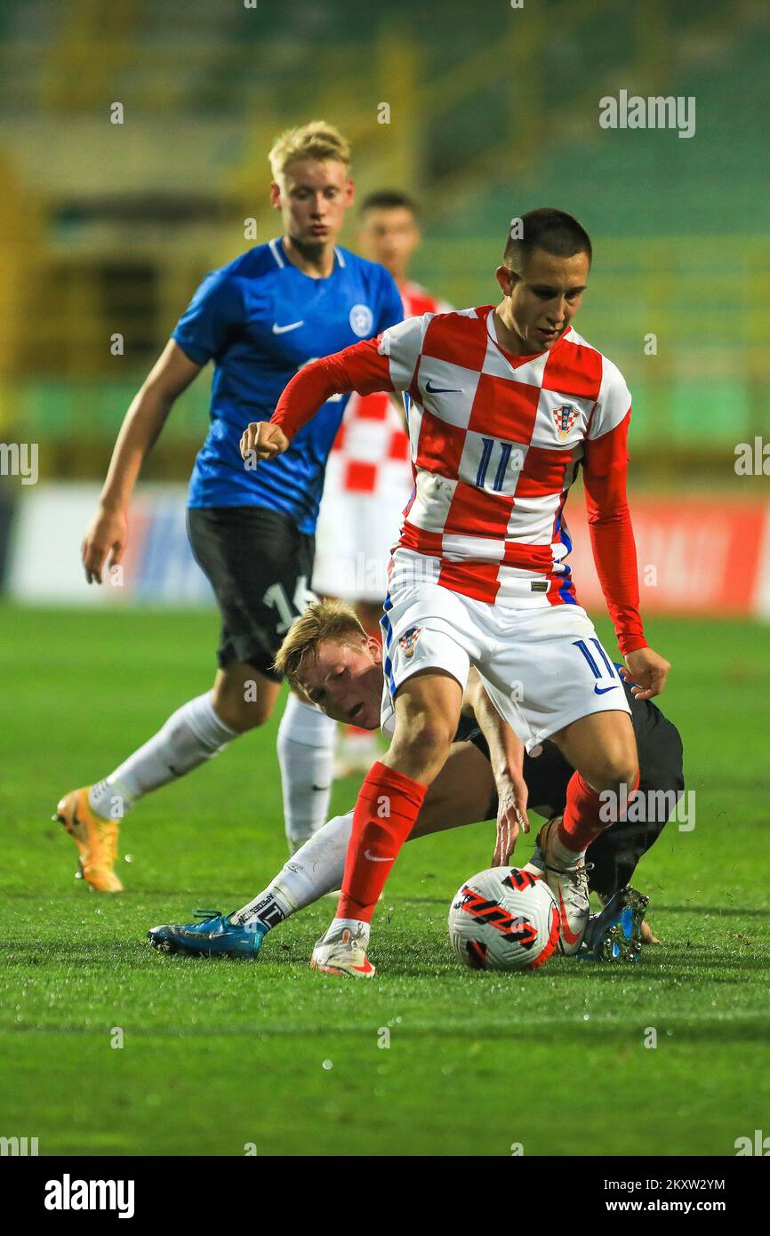 Lukas Kacavenda, de Croatie, en action lors du match de qualification européen des moins de 21 ans de l'UEFA entre la Croatie U21s et l'Estonie U21s sur 11 novembre 2021 au stade Aldo Drosina à Pula, en Croatie. Photo: Srecko Niketic/PIXSELL Banque D'Images