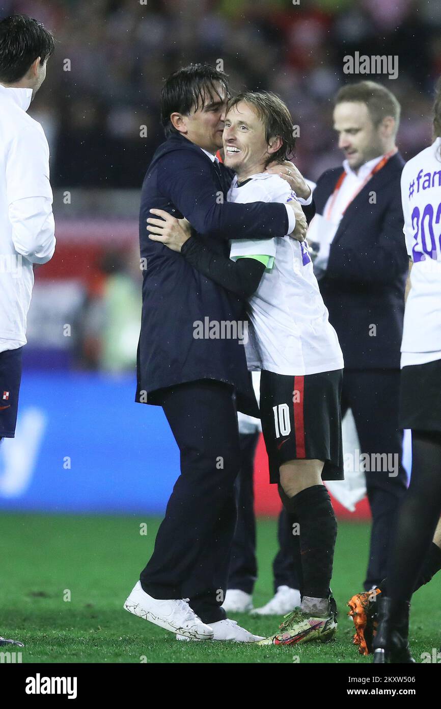 SPLIT, CROATIE - NOVEMBRE 14: L'entraîneur national croate Zlatko Dalic embrassant Luka Modric de Croatie après le match de qualification de la coupe du monde de la FIFA 2022 entre la Croatie et la Russie au stade Poljud sur 14 novembre 2021 à Split, Croatie. Photo: Sanjin Strukic/PIXSELL Banque D'Images