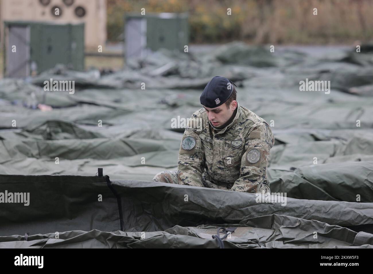 Sur la base de la décision du Ministre de la défense et de l'ordre du Chef d'état-major général des forces armées croates, Et conformément à la demande du Ministère de la santé, des membres du Commandement de l'appui militaire croate ont commencé à mettre en place un camp d'expédition autonome à l'Hôpital clinique de Dubrava à Zagreb, en Croatie, sur 14 novembre 2021. C'est un camp d'expédition autonome avec 25 tentes chauffées équipées de 200 lits pour accueillir les patients. Photo: Tomislav Miletic/PIXSELL Banque D'Images