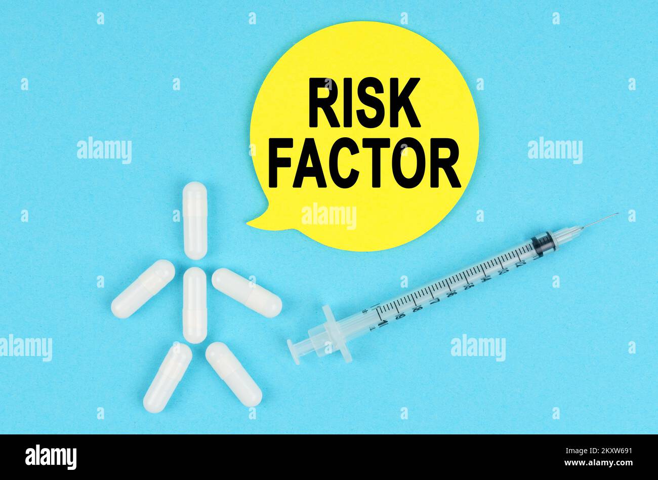 Médecine et concept de santé. Seringue, figure humaine en pilules et autocollant en papier avec inscription - FACTEUR DE RISQUE Banque D'Images