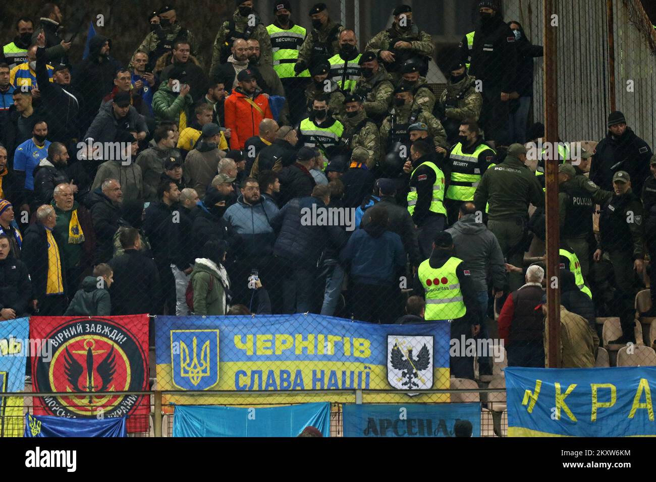 Fans de football lors du match entre la Bosnie-Herzégovine et l'Ukraine à Zenica, Bosnie-Herzégovine, le 16 novembre 2021. Match de qualification, Groupe D, Bosnie-Herzégovine contre Ukraine. Photo: Armin Durgut/PIXSELL Banque D'Images