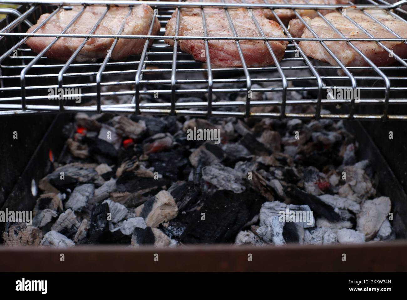 Les morceaux de viande sont rôtis sur des plats chauds. Banque D'Images