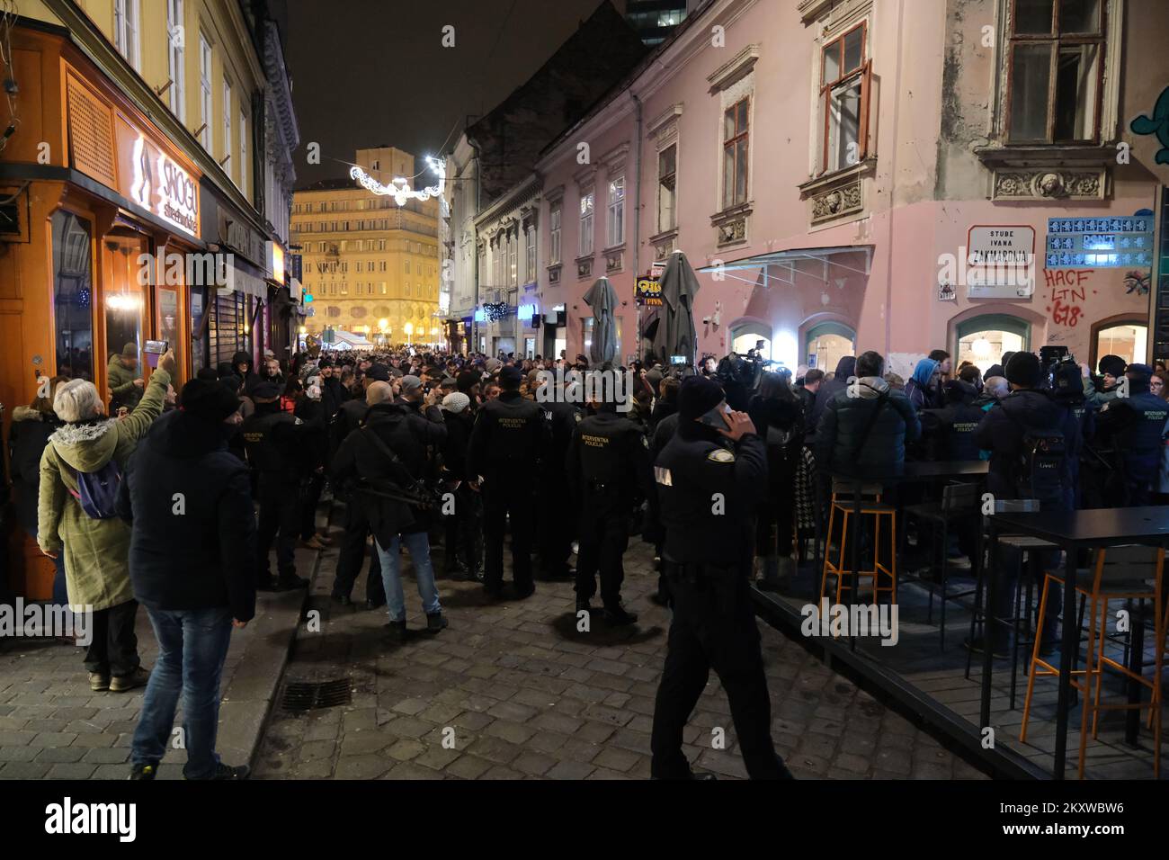 Les manifestants défilent dans le centre-ville. Plusieurs milliers de personnes de toute la Croatie se sont enratées samedi à Zagreb pour protester contre les certificats obligatoires COVID-19 et les restrictions épidémiologiques en vigueur. Les participants à la manifestation, également appelée la Marche blanche silencieuse sur les réseaux sociaux, veulent que le gouvernement supprime les certificats COVID-19, Qui prouvent la vaccination ou le rétablissement de COVID-19 et qui sont devenus obligatoires pour les employés des institutions publiques et gouvernementales ainsi que pour tous les autres qui entrent dans ces institutions. À 5 h, un nouveau Wh silencieux Banque D'Images