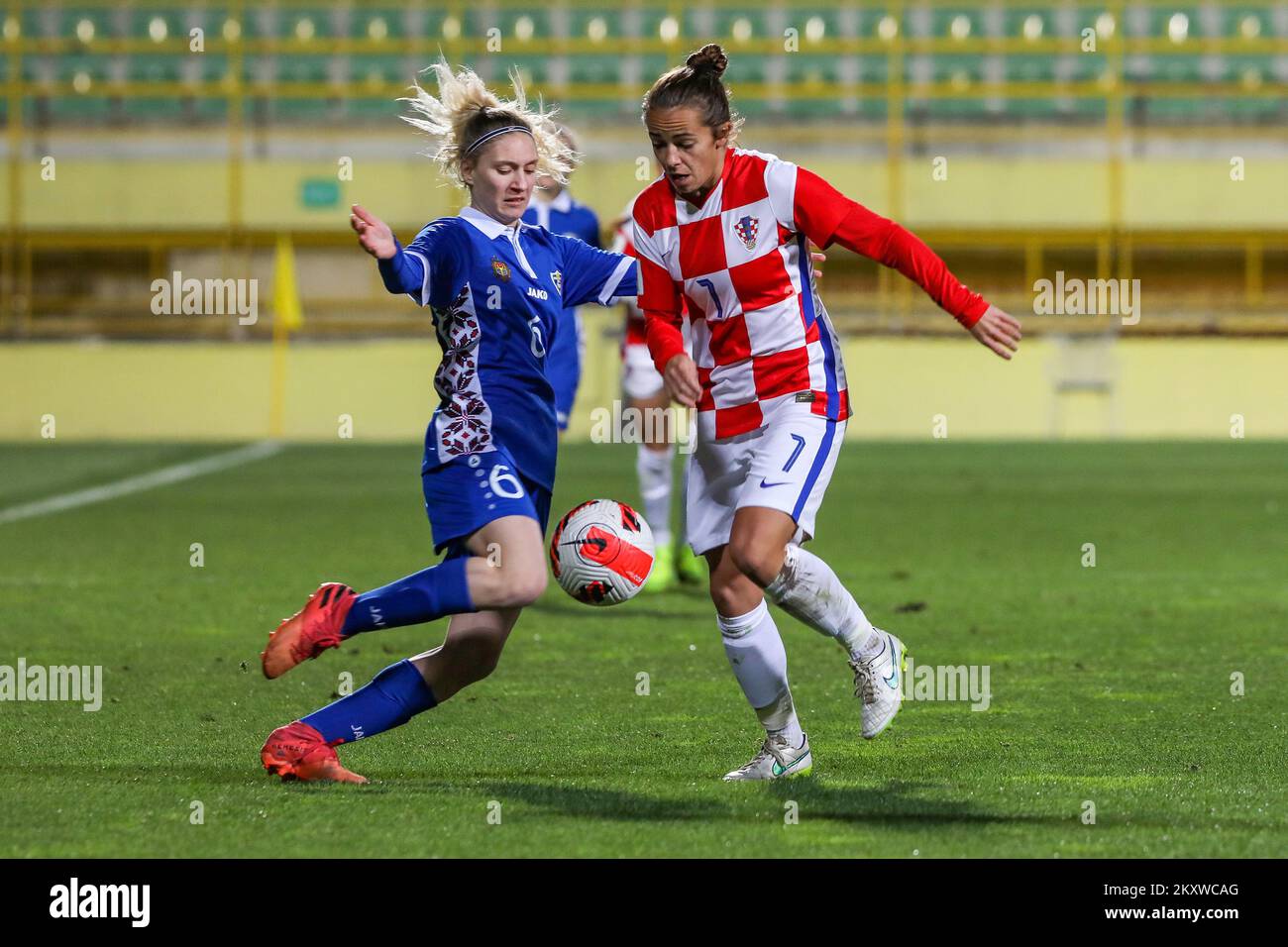 Mihaela Burdeniuc, de Moldova, est défiée par Petra Pezelj, de Croatie, lors du 2023 match de qualification G de la coupe du monde des femmes de la FIFA entre la Croatie et la Moldavie au stade Aldo Drosina, sur 30 novembre 2021, à Pula, en Croatie. Photo Srecko Niketic/PIXSELL Banque D'Images