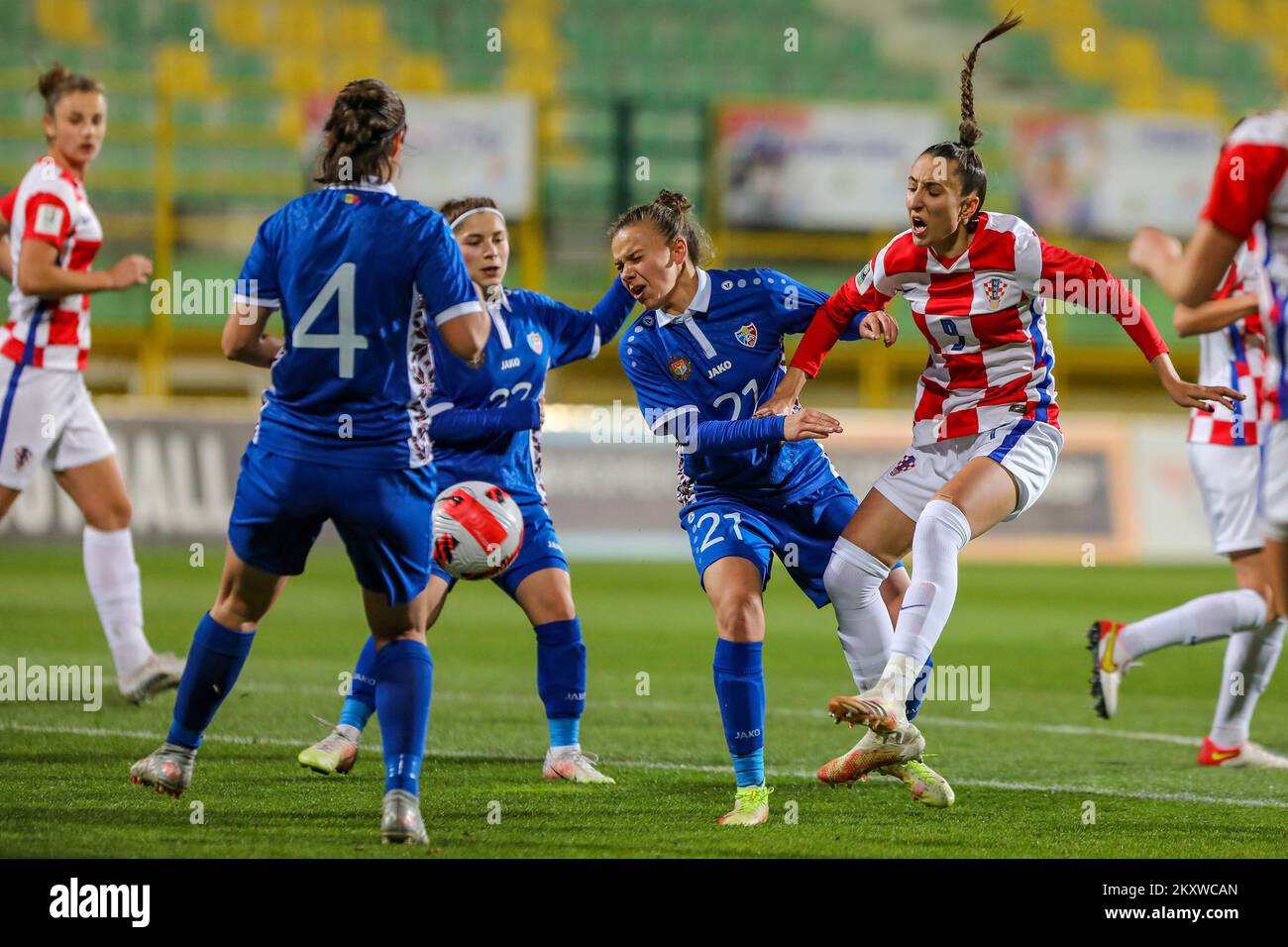 Petra Pezelj, de Croatie, est défié par Irina Topal, de Moldova, lors du match de qualification G de la coupe du monde des femmes de la FIFA, 2023 entre la Croatie et la Moldavie au stade Aldo Drosina, sur 30 novembre 2021, à Pula, en Croatie. Photo Srecko Niketic/PIXSELL Banque D'Images