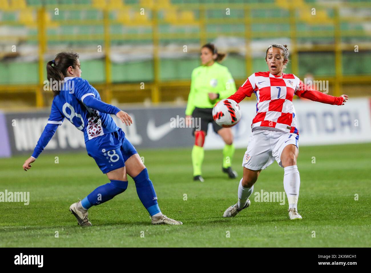 Francesca Covalii de Moldova est défiée par Petra Pezelj de Croatie lors du match de qualification G de la coupe du monde des femmes de la FIFA 2023 entre la Croatie et la Moldavie au stade Aldo Drosina, on 30 novembre 2021 à Pula, Croatie. Photo Srecko Niketic/PIXSELL Banque D'Images