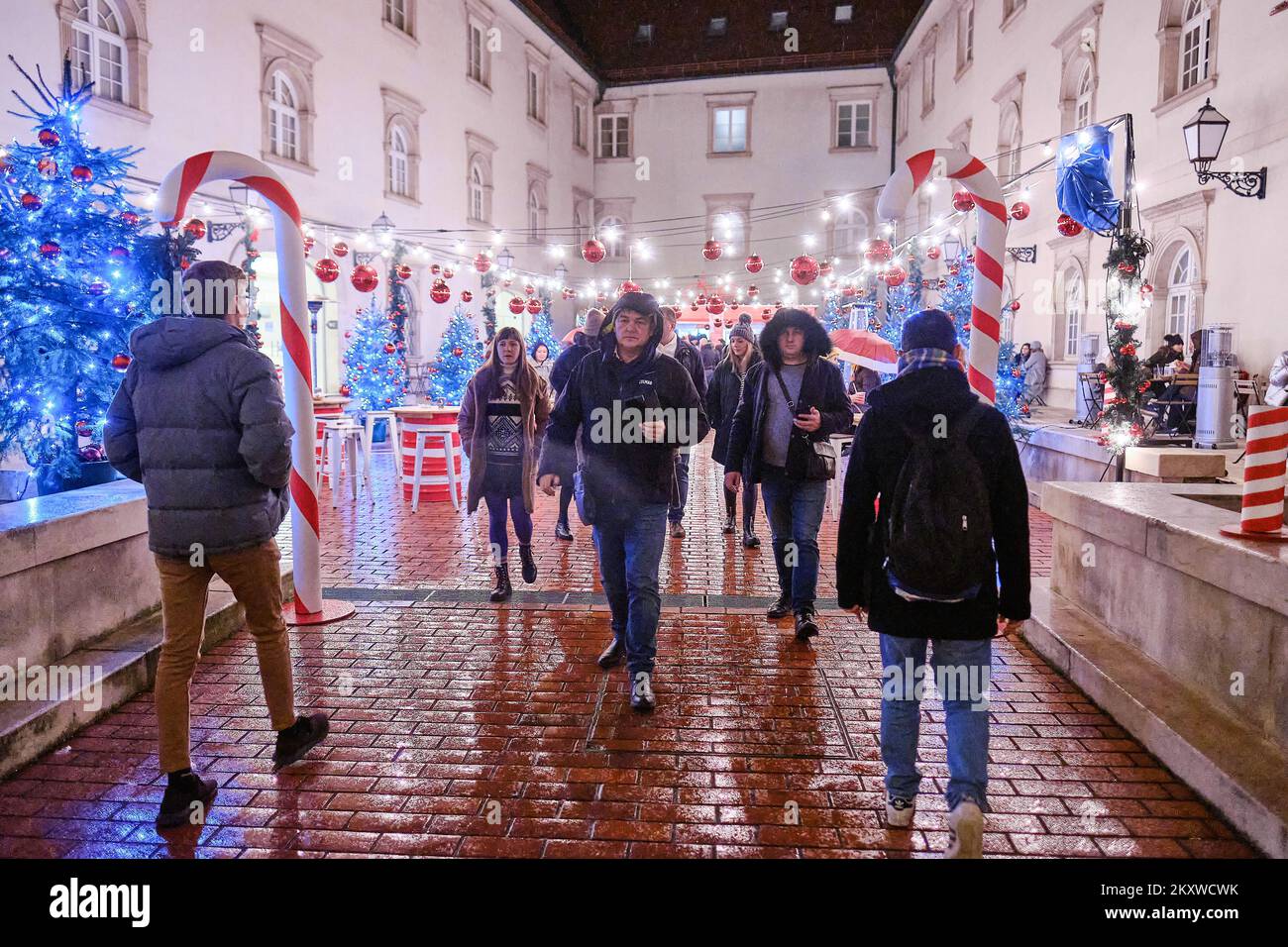 Les gens sont photographiés au bar extérieur de la ville haute pendant l'Avent à Zagreb, en Croatie, sur 01. Décembre 2021. Photo: Tomislav Miletic/PIXSELL Banque D'Images