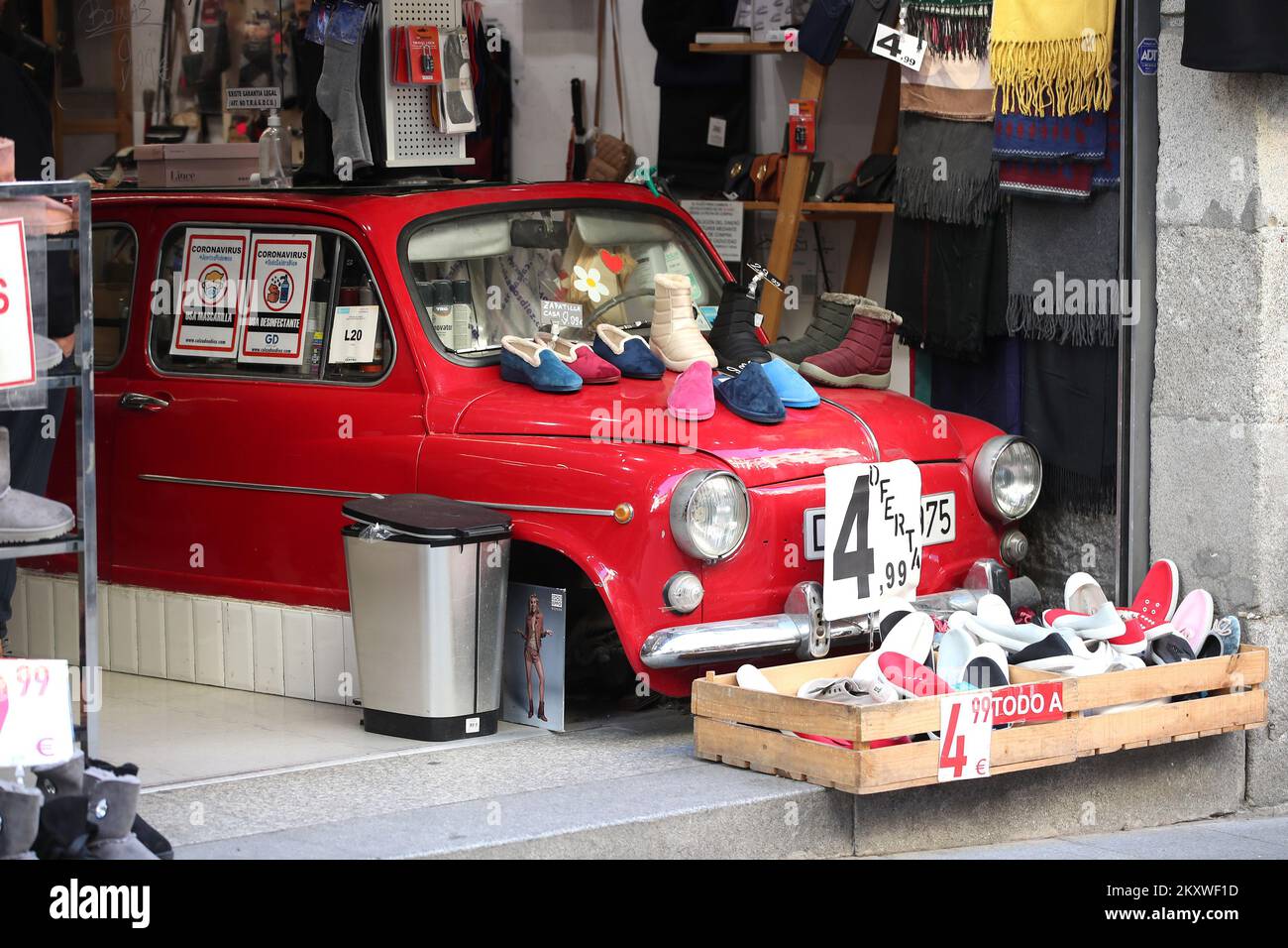Oldtimer peut être vu à la place Puerta del sol à Madrid, Croatie sur 5 décembre 2021. Puerta del sol, est l'une des places principales de la ville située au coeur de Madrid. Il est considéré comme l'une des plus grandes places avec jusqu'à dix rues, et ce matin il était plein de gens. Photo: Sanjin Strukic/PIXSELL Banque D'Images
