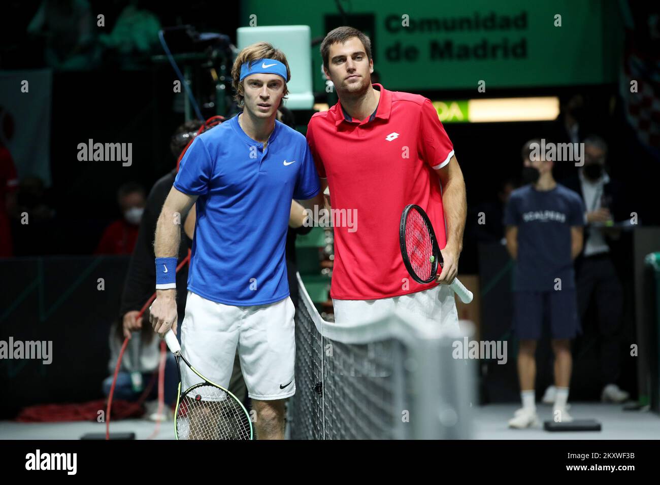 Borna Gojo et Andrey Rublev pendant le match des dix ans à la finale de la coupe Davis 2021 à Madrid, Croatie sur 5 décembre 2021. Aujourd'hui est le match final entre la Russie et la Croatie sur la coupe Davis photo: Sanjin Strukic/PIXSELL Banque D'Images