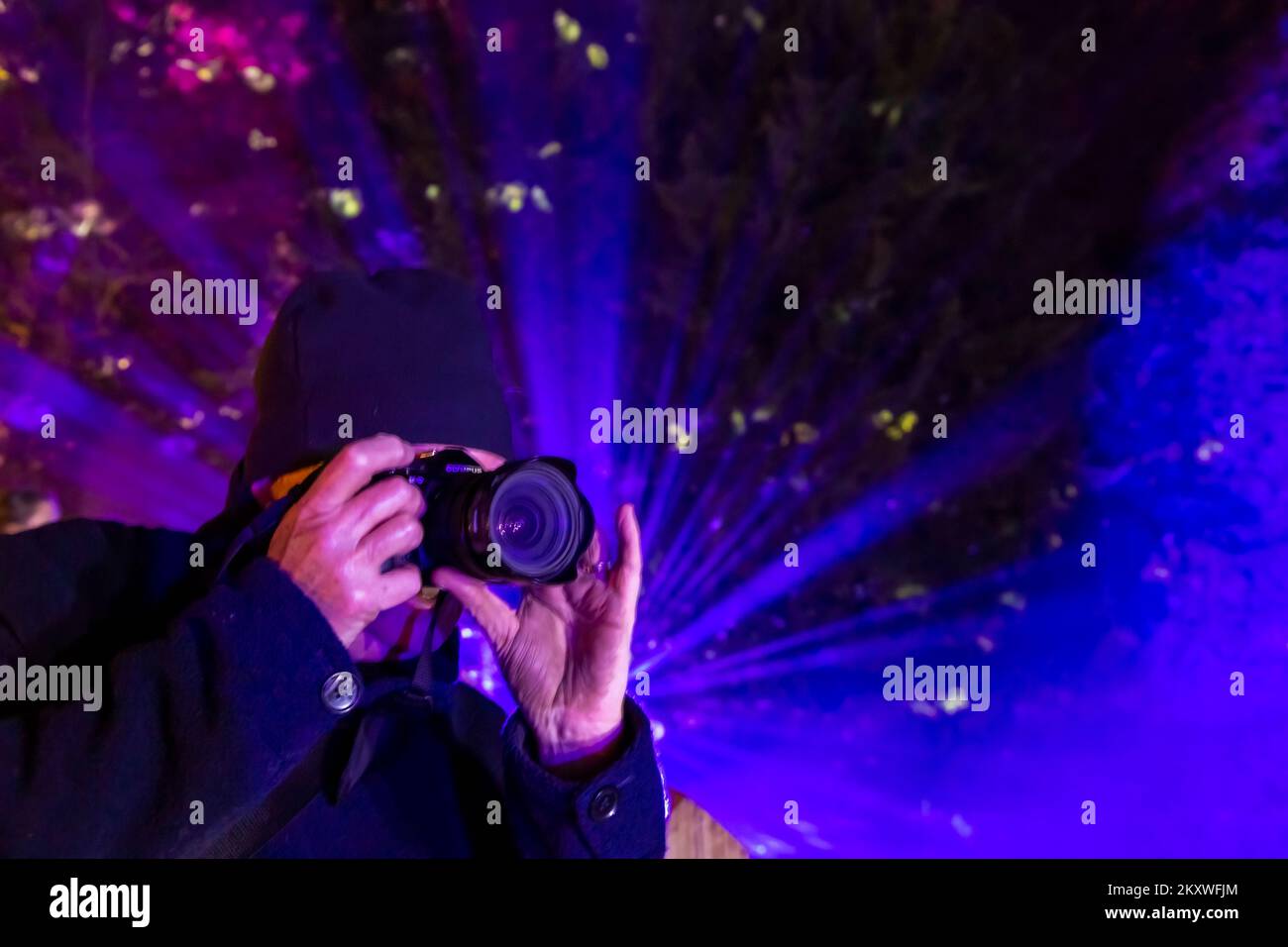 Midhurst, West Sussex, Royaume-Uni. 30th novembre 2022. De superbes sentiers lumineux s'affichent lors de la nuit de Noël à Cowdray, dans le domaine historique de Cowdray Park, au cœur du parc national de South Downs. L'expérience immersive magique présente une série de magnifiques installations d'art lumineux à grande échelle pour capturer la magie de cette période merveilleuse de l'année. Crédit : Carolyn Jenkins/Alay Live News Banque D'Images