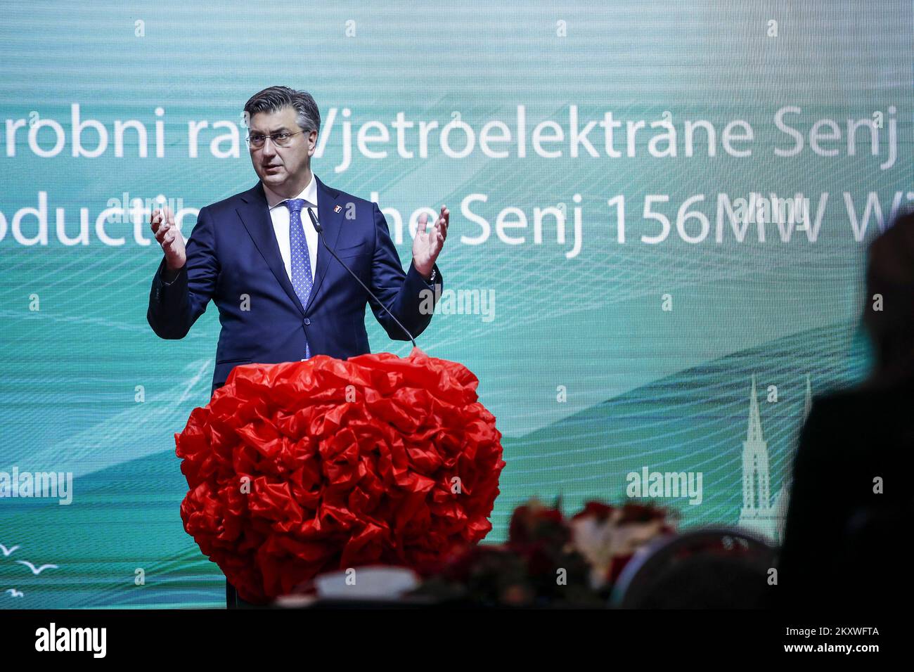 Le Premier ministre croate Andrej Plenkovic parle de la cérémonie du début de la vie opérationnelle de 23 ans du parc éolien de Senj, à Zagreb, en Croatie, sur 7 décembre 2021. Ce projet d'une valeur de 230 millions d'euros est l'un des plus grands parcs éoliens des Balkans. Les participants à la cérémonie ont pu regarder le début des éoliennes de ce parc éolien en direct via un lien vidéo. Ce projet d'une valeur de 230 millions d'euros est l'un des plus grands parcs éoliens des Balkans. En Chine, Norinco a construit 39 moulins à vent qui devraient produire environ 530 gigawattheures d'électricité chaque année. Chaque wi Banque D'Images