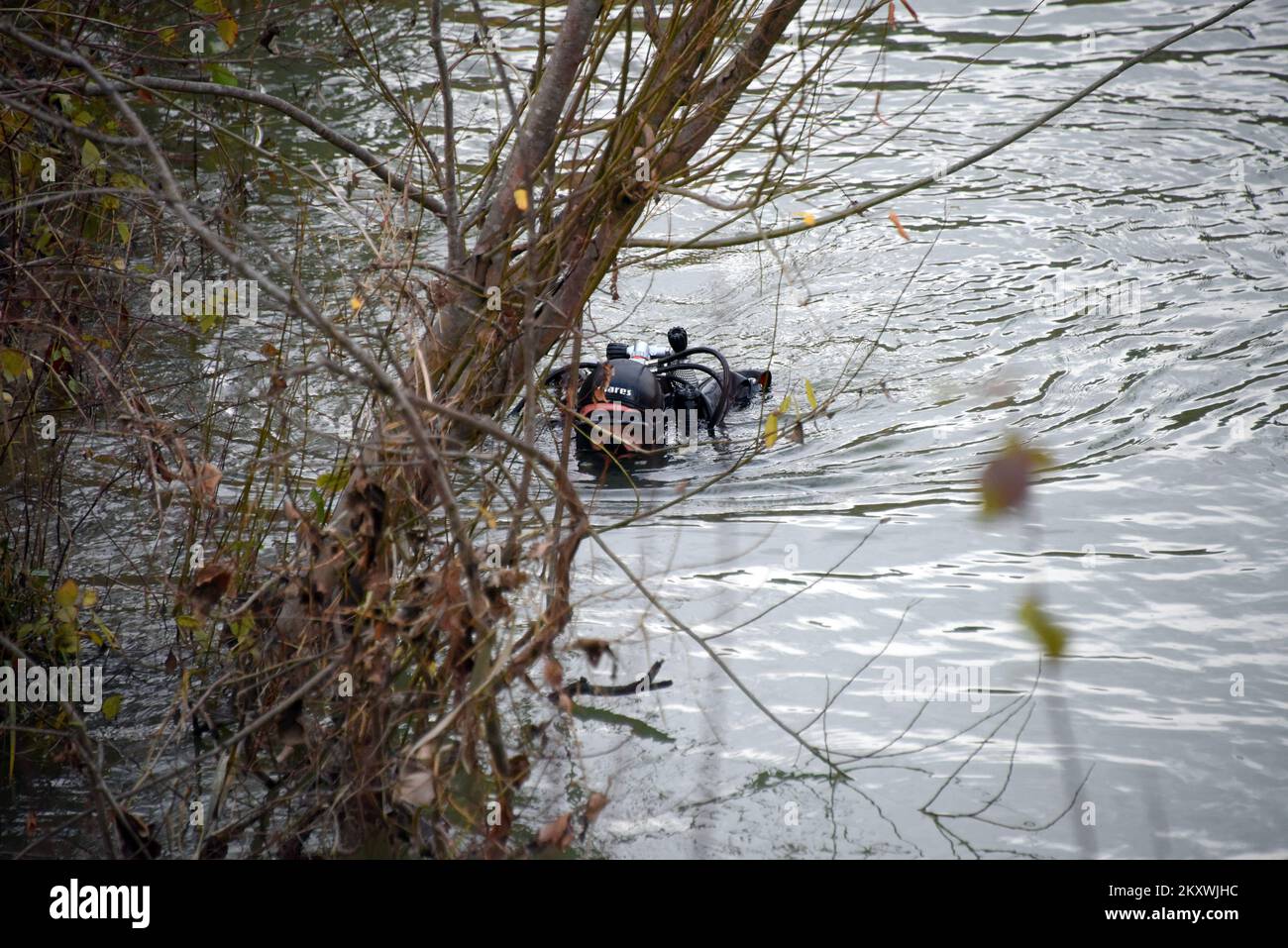 Une recherche est toujours en cours pour une jeune fille de 10 ans qui a disparu jeudi soir dans la rivière Dragonja gonflée alors qu'un groupe de migrants tentait de traverser la frontière croate-slovène.la police a déclaré qu'une turque, la mère de la fille disparue, avait été sauvée de la rivière. Ils ont ajouté qu'un document qu'ils avaient trouvé indiquait que l'enfant était handicapé.environ 40 policiers et plongeurs croates ont été rejoints par des plongeurs slovènes à la recherche de la fille disparue.le chef de police de la ville d'Istrie de Buje, Boban Robin Paulovic, a déclaré que les pompiers croates et slovènes Banque D'Images