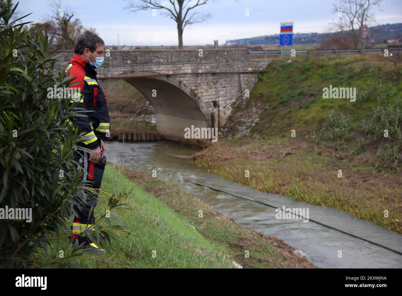 Une recherche est toujours en cours pour une jeune fille de 10 ans qui a disparu jeudi soir dans la rivière Dragonja gonflée alors qu'un groupe de migrants tentait de traverser la frontière croate-slovène.la police a déclaré qu'une turque, la mère de la fille disparue, avait été sauvée de la rivière. Ils ont ajouté qu'un document qu'ils avaient trouvé indiquait que l'enfant était handicapé.environ 40 policiers et plongeurs croates ont été rejoints par des plongeurs slovènes à la recherche de la fille disparue.le chef de police de la ville d'Istrie de Buje, Boban Robin Paulovic, a déclaré que les pompiers croates et slovènes Banque D'Images
