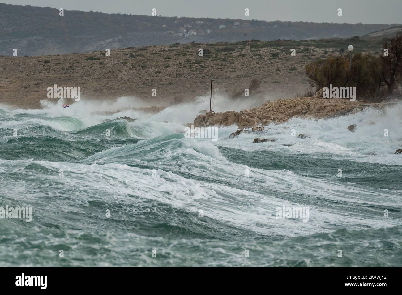 Les vagues freinent comme des rafales de vent frappe 130 km/h à Razanac, Croatie sur 11 décembre 2021. Des avertissements météorologiques extrêmes sont émis pour la Croatie, avec la possibilité de dommages à grande échelle par le site météo Meteoalarm. Photo: Dino Stanin/PIXSELL Banque D'Images