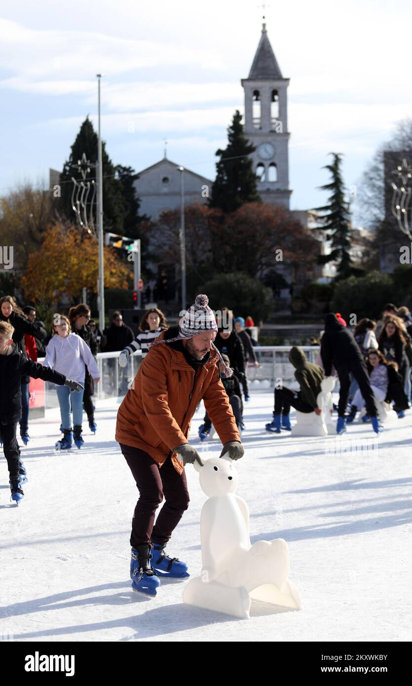 Citoyens sur la patinoire de Sibenik. Croatie sur 12 décembre 2021. Un beau dimanche matin ensoleillé a attiré de nombreux citoyens à venir avec leurs enfants pour patiner à la patinoire récemment ouverte, qui est située à Poljana pour la première fois. Photo: Dusko Jaramaz/PIXSELL Banque D'Images