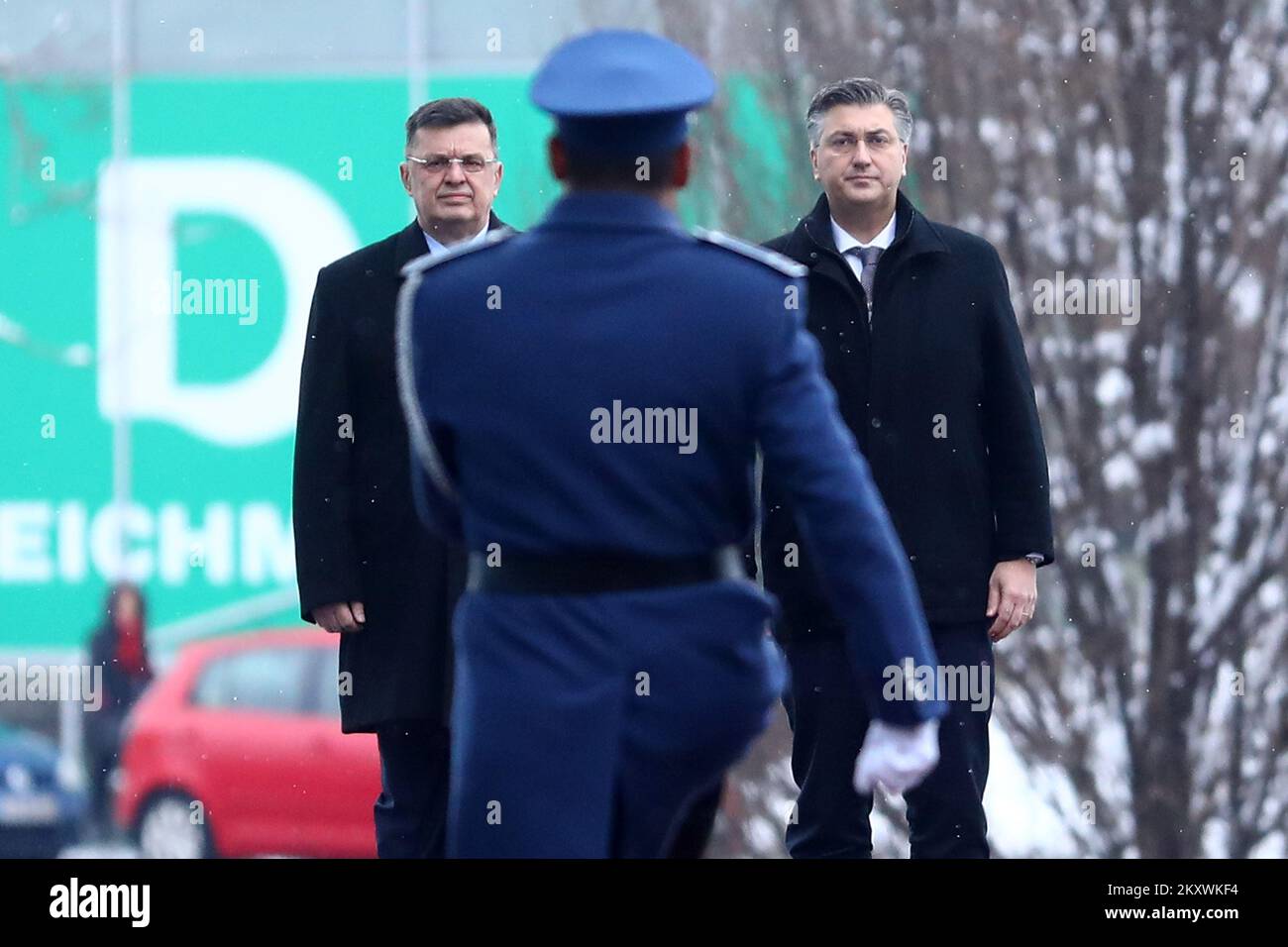 Zoran Tegletija, Président du Conseil des ministres de Bosnie-Herzégovine et Andrej Plenkovic, Premier ministre de Croatie, lors de la cérémonie d'accueil officielle à Sarajevo, en Bosnie-Herzégovine, sur 13 décembre 2021. Photo: Armin Durgut/PIXSELL Banque D'Images