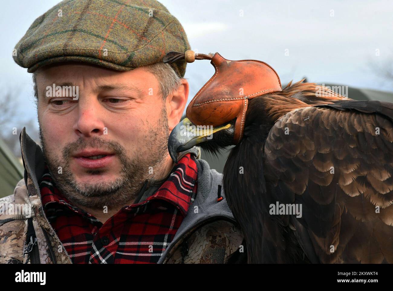 Les éleveurs et les chasseurs qui chassent avec des aigles d'or se sont rassemblés à Nova Gradiska, en Croatie, sur 1 décembre 2021. Photo: Ivica Galovic/ PIXSELL Banque D'Images