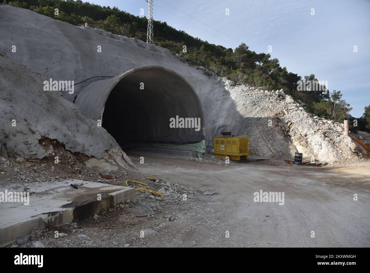 La photo montre une vue sur les voies d'accès au pont Peljesac, la sortie du tunnel Polakovica, à Peljesac, en Croatie, sur 16 décembre 2021. Photo: Matko Begovic/PIXSELL Banque D'Images