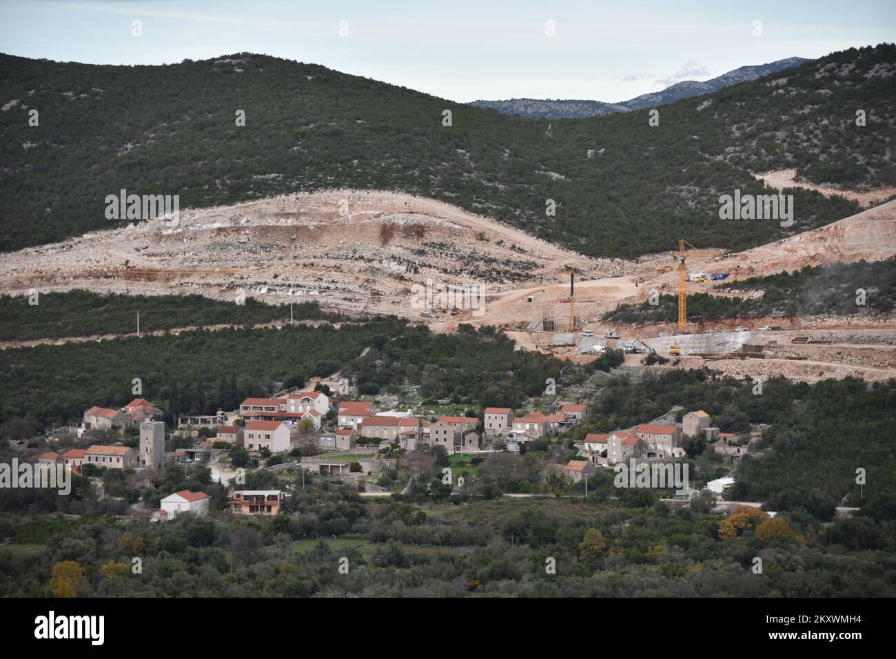 La photo montre une vue des routes d'accès au pont Peljesac. Travaux au-dessus de Brijeste, à Peljesac, Croatie, sur 16 décembre 2021. Photo: Matko Begovic/PIXSELL Banque D'Images