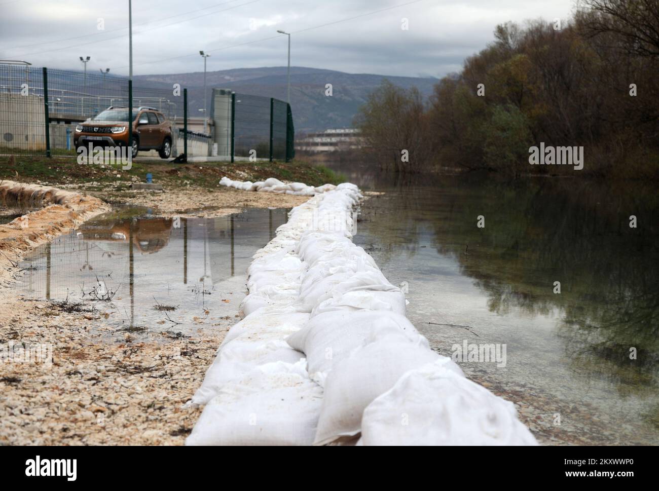 Photo prise sur 28 décembre, montre le remblai contre les inondations près de Knin, en Croatie, sur 28 décembre 2021. Le niveau d'eau a augmenté dans les rivières locales et dans les passages à niveau et les ponts inondés. Photo: Dusko Jaramaz/PIXSELL Banque D'Images