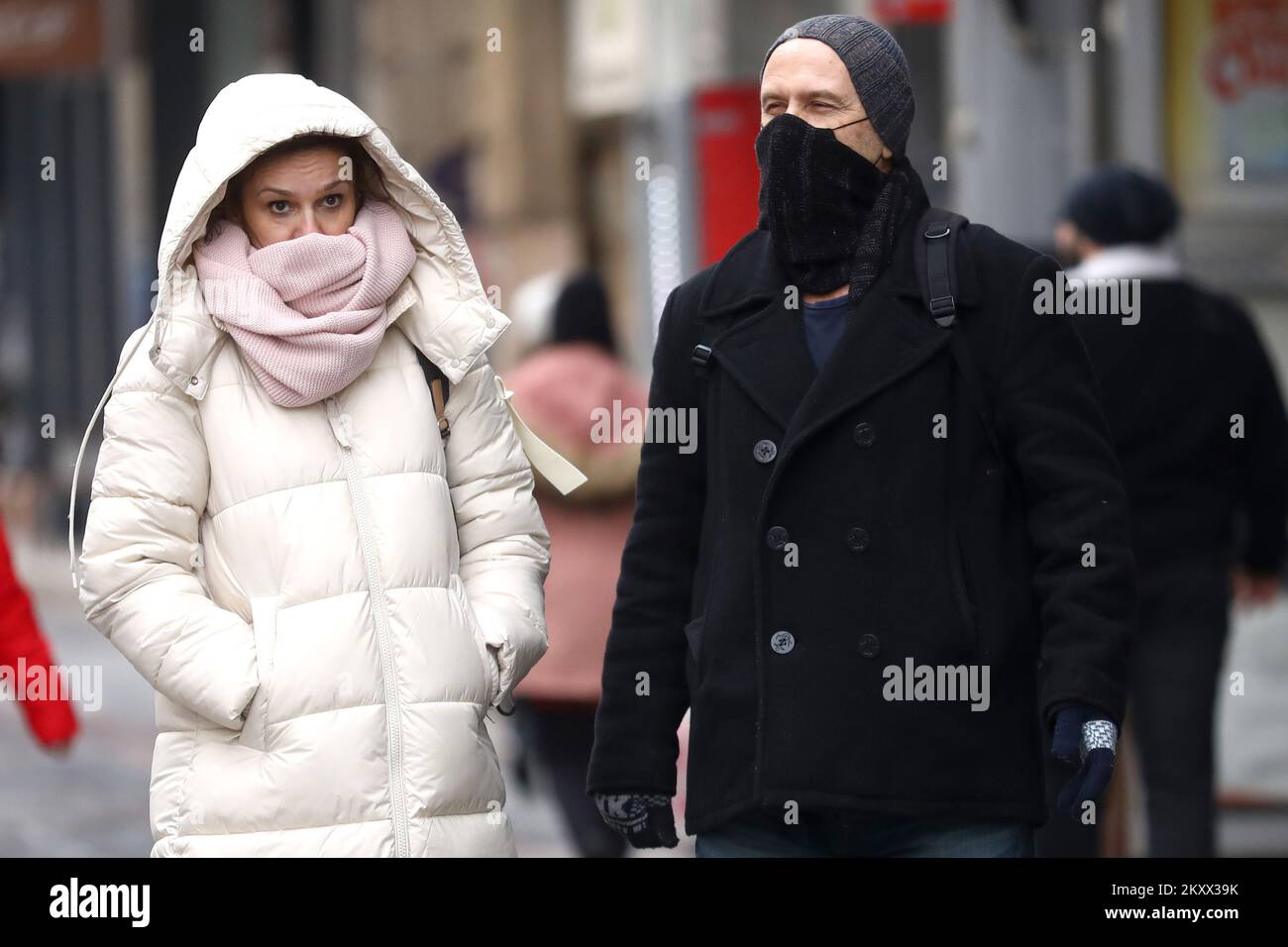 On voit des gens porter un masque protecteur comme le nombre d'infections à la coronavirus (COVID-19) augmente à Sarajevo, en Croatie, sur 12. Janvier 2022. Photo: Armin Durgut/PIXSELL Banque D'Images