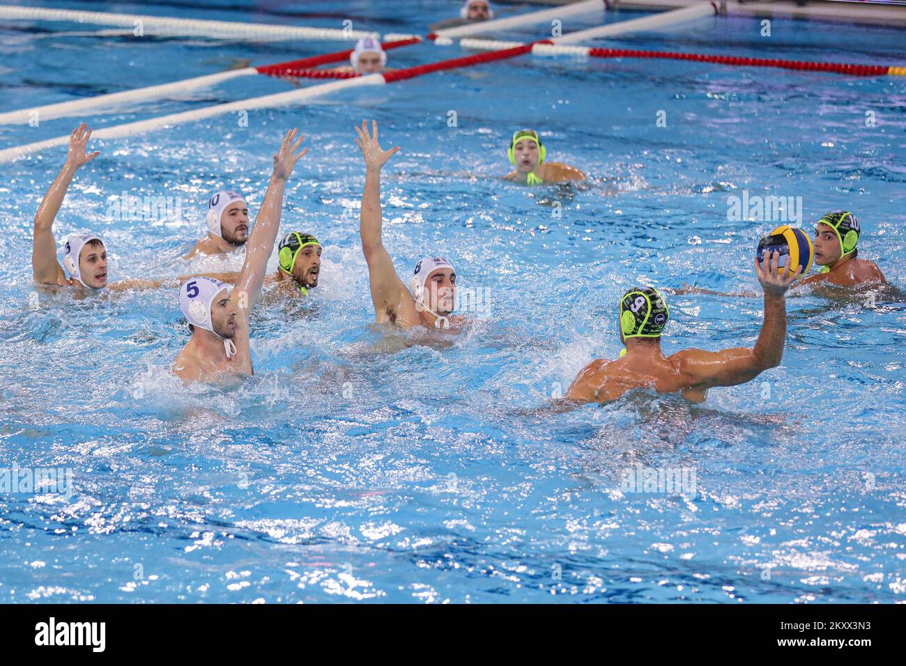 Maro Jokovic et Stylianos Argyropoulos de Jug essayer de bloquer un tir de Aleksandar Ivovic de Pro Recco pendant le match du groupe B de la Ligue des champions LEN entre Jug Adriatic osiguranje et Pro Recco, sur 12 janvier 2022, à Dubrovnik, Croatie. Photo: Grgo Jelavic/PIXSELL Banque D'Images