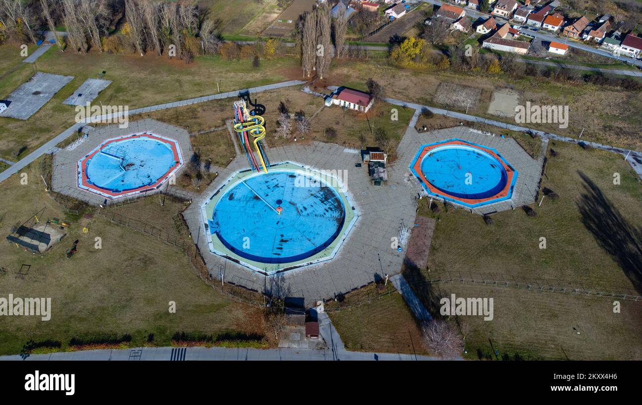 Une vue sur l'aréale montre les piscines abandonnées au centre sportif et de loisirs Copacabana à Osijek, Croatie sur 30 novembre 2021. Photo: Davor Javorovic/PIXSELL Banque D'Images