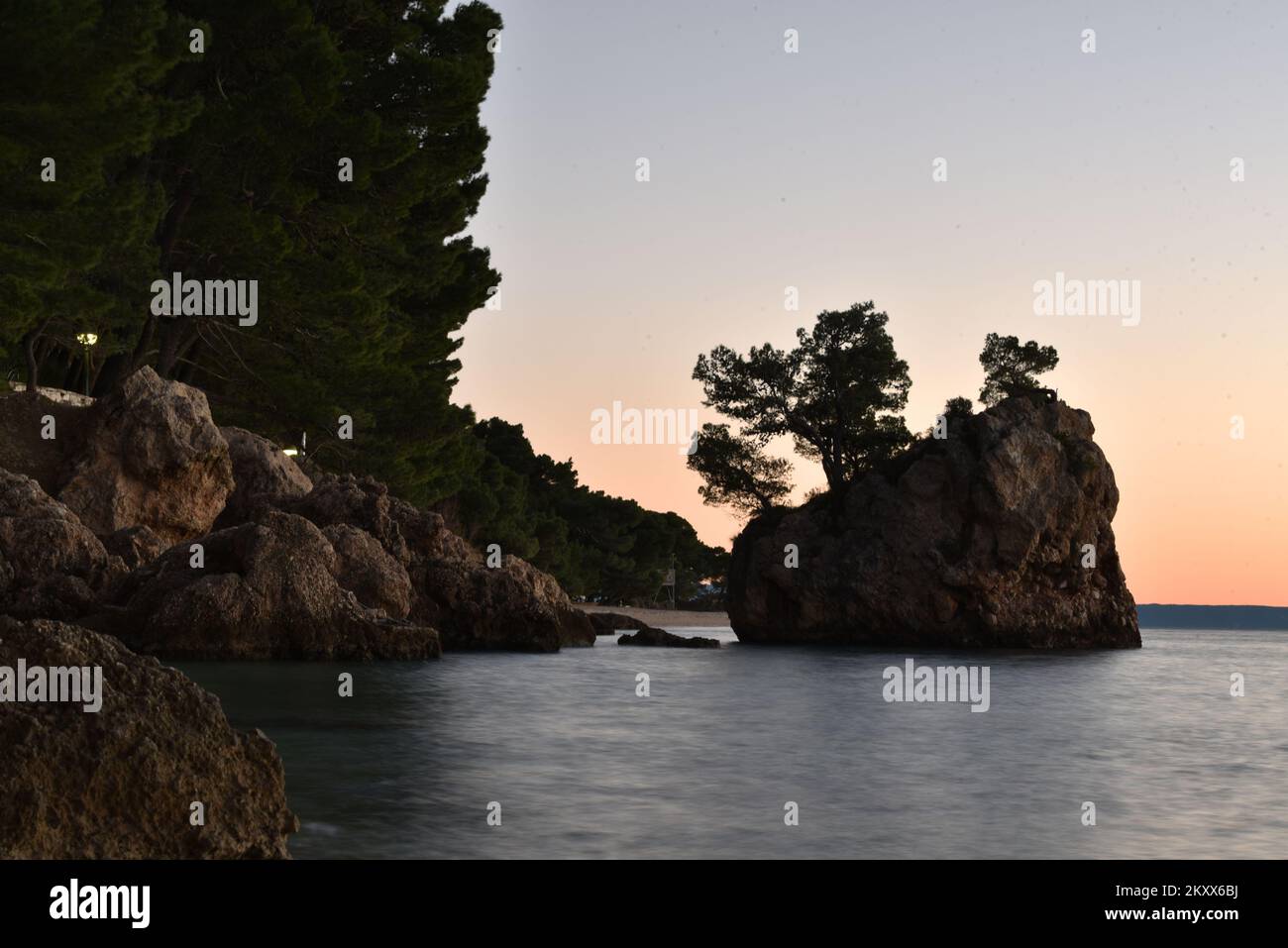 Coucher de soleil sur la pierre de Brela à Brela, Croatie sur 15 janvier 2022. Le symbole de Brela est 'Kamen Brela' (Pierre de Brela), une petite île de roche juste à côté de la plage principale de Brela, la plage de Punta Rata. En 2004, le magazine américain Forbes place la plage de Punta Rata sur la liste des 10 plus belles plages du monde, où elle est classée 6th dans le monde et 1st en Europe. Photo: Matko Begovic/HaloPix/PIXSELL Banque D'Images