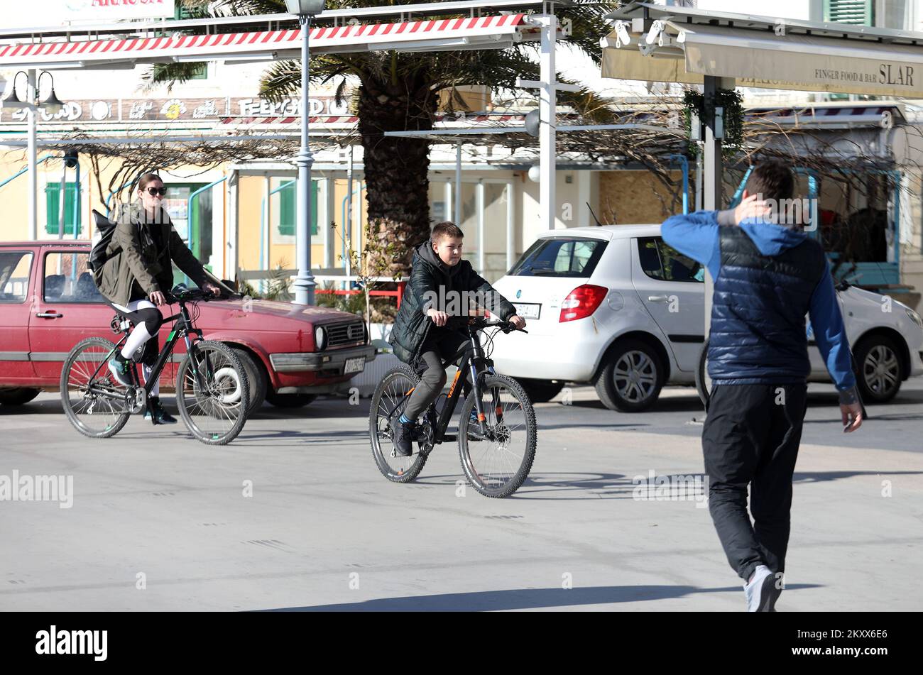 Les citoyens ont profité d'un dimanche ensoleillé pour rester à l'extérieur à Vodice, en Croatie, sur 16 janvier 2022. Photo: Dusko Jaramaz/PIXSELL Banque D'Images