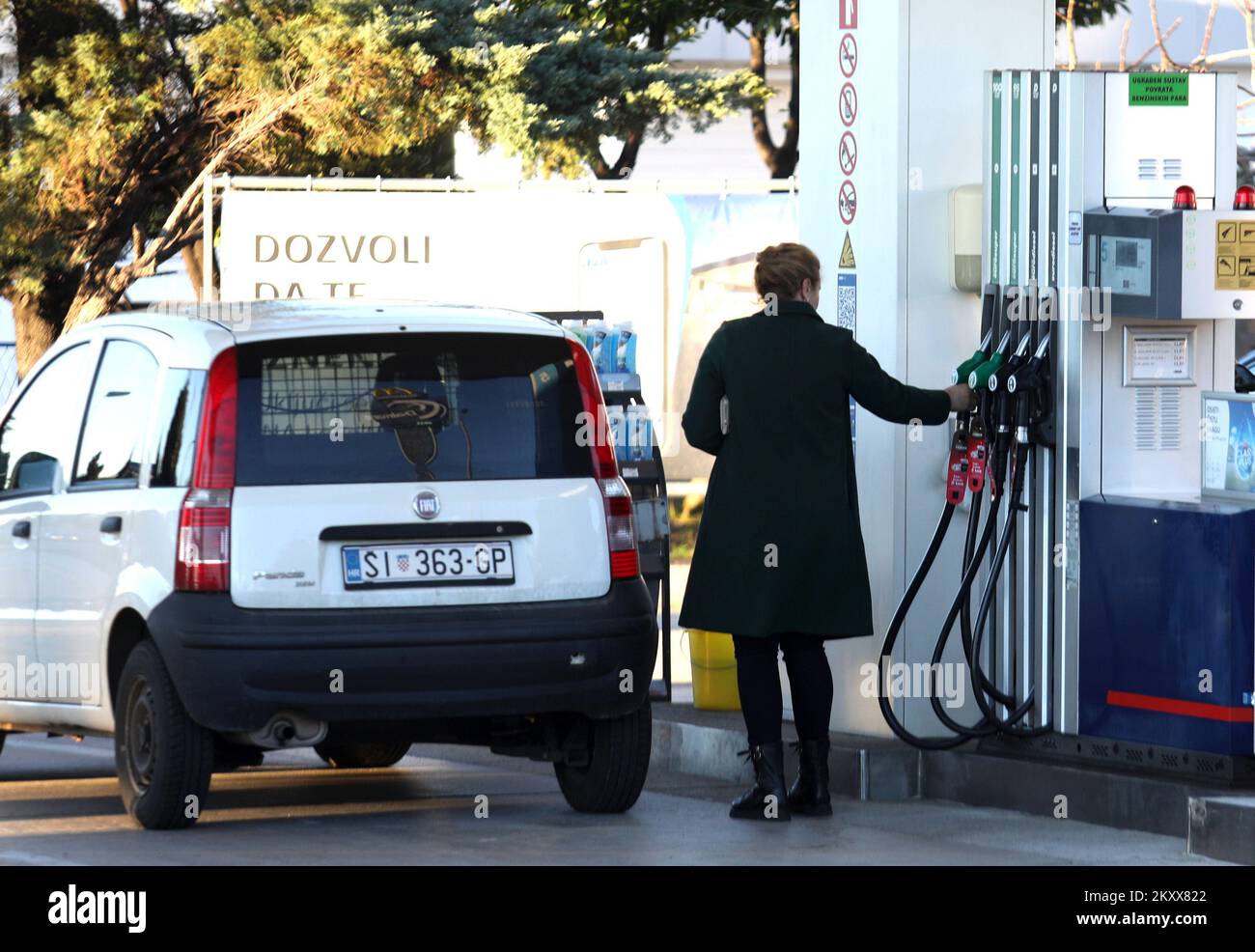 Illustration d'une station-service avec de nouveaux prix de carburant. Les records sont en train de battre en Croatie, le prix du carburant est en train de s'ensuivre. Depuis minuit, le prix du carburant en Croatie a augmenté, atteignant à nouveau un prix record, après que le gouvernement croate ait levé la limite du prix le plus élevé du carburant. À minuit, le prix de l'essence en République de Croatie a augmenté en moyenne de 24 lipa, et le diesel de 21 lipa, qui est d'environ 0,03 euros, et l'autogas est quatre lipa plus cher. Le prix moyen d'eurosuper est d'environ 11,37 kuna (1,51 euros), d'Eurodiesel 11,33 kuna (1,51 euros), et d'autogas environ 6,02 kuna (0,8 euros) Banque D'Images