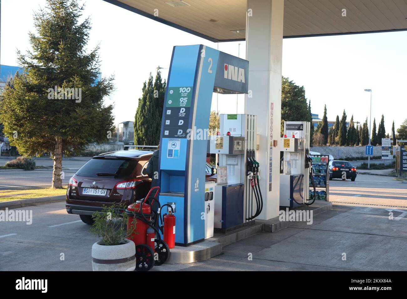 Illustration d'une station-service avec de nouveaux prix de carburant. Les  records sont en train de battre en Croatie, le prix du carburant est en  train de s'ensuivre. Depuis minuit, le prix du