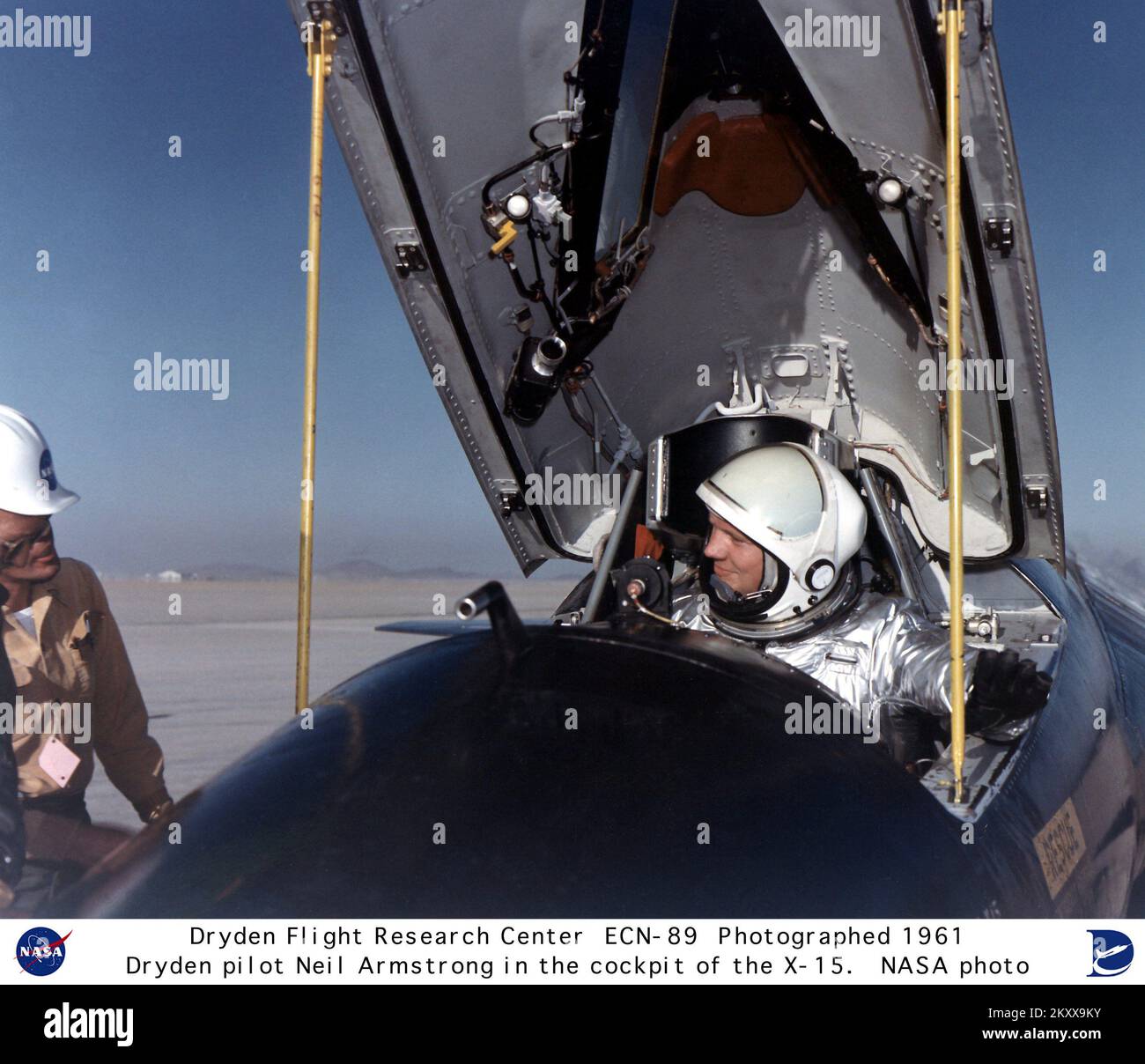 (1961) le pilote de la NASA Neil Armstrong est vu ici dans le poste de pilotage du navire X-15 #1 (56-6670) après un vol de recherche. A ÉTATS-UNIS Pilote de la Marine pendant la guerre de Corée, qui a effectué 78 missions de combat dans des avions de combat F9F-2 et qui a reçu la Médaille de l'air et deux étoiles d'or, Armstrong a obtenu un baccalauréat en génie aéronautique de l'Université Purdue en 1955. La même année, il s'est joint au Laboratoire de propulsion de vol Lewis du Comité consultatif national de l'aéronautique, à Cleveland (Ohio) (aujourd'hui, le Centre de recherche Glenn de la NASA). Banque D'Images