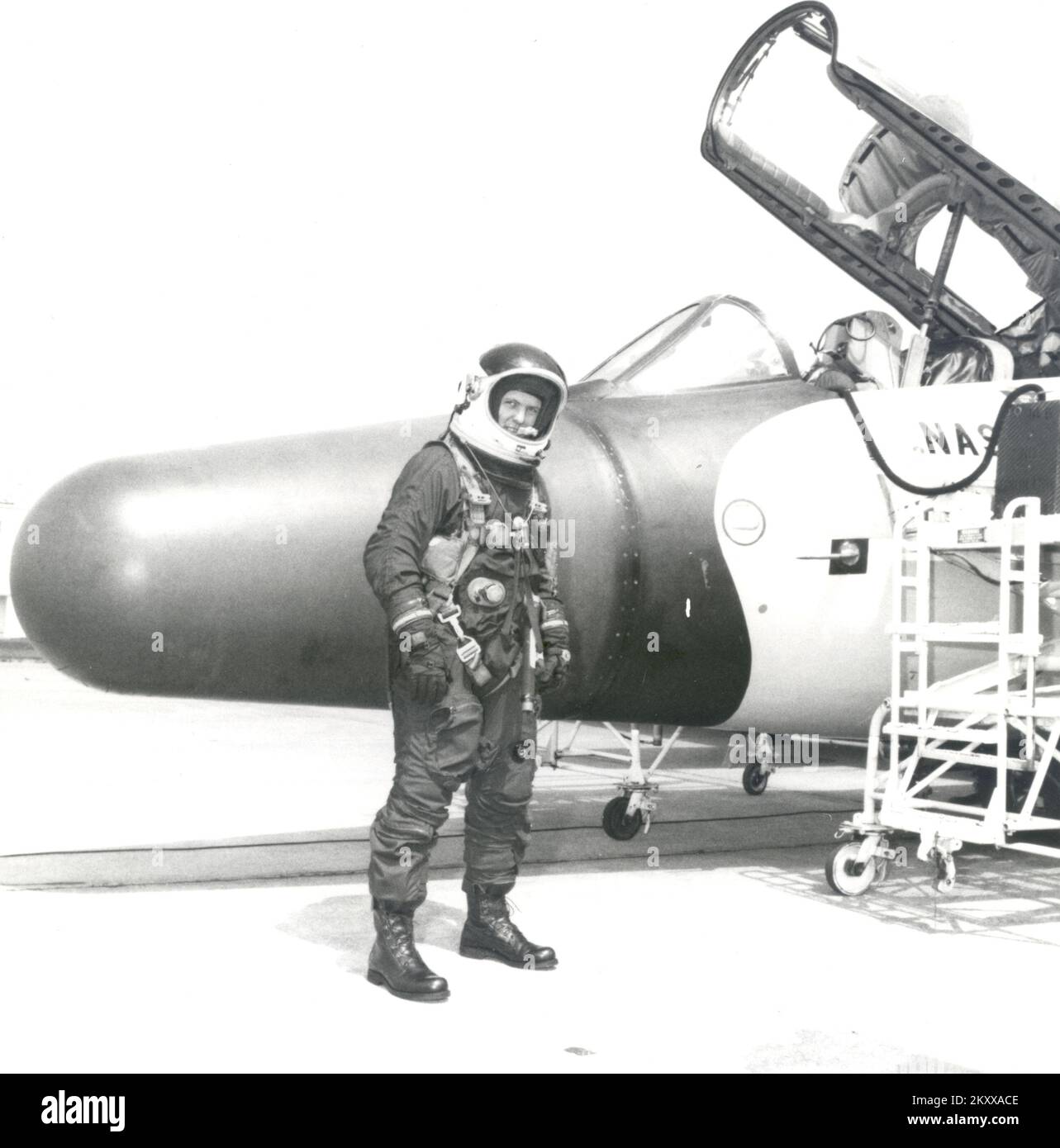 Un record non officiel d'altitude aérienne américaine soutenue pour les femmes a été établi le 1er juillet 1979 par la candidate à l'astronaute Kathryn D. Sullivan dans un avion de reconnaissance WB-57F de la NASA. L'altitude record de 63,300 pieds a été atteinte au cours d'un vol de quatre heures. Sullivan, dans une combinaison de pression à haute altitude, a exploité des caméras infrarouges couleur et des équipements de balayage multispectral, tandis que le WB-57F a passé une heure et demie dans la région de Big Bend dans l'ouest du Texas. Jim Korkowski, l'un des pilotes du programme de recherche en instrumentation aéroportée de la NASA, a été le pilote de l'avion. Le vol était en dehors de la base aérienne d'Ellington, près de Houston. S Banque D'Images