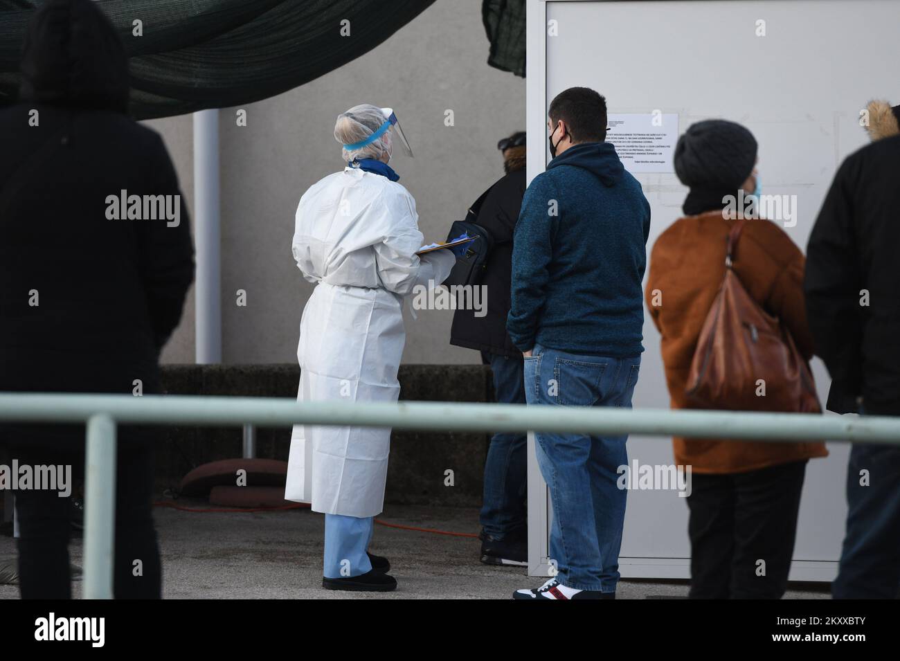 Les gens qui attendent en file d'attente devant la station de test PCR de Sibenik. Un nombre accru de personnes infectées en Dalmatie est également ressenti dans le comté de Sibenik-Knin, donc tout le monde avec des symptômes mineurs veut éliminer les doutes sur ce virus Dès que possible. Photo: Hrvoje Jelavic/PIXSELL Banque D'Images