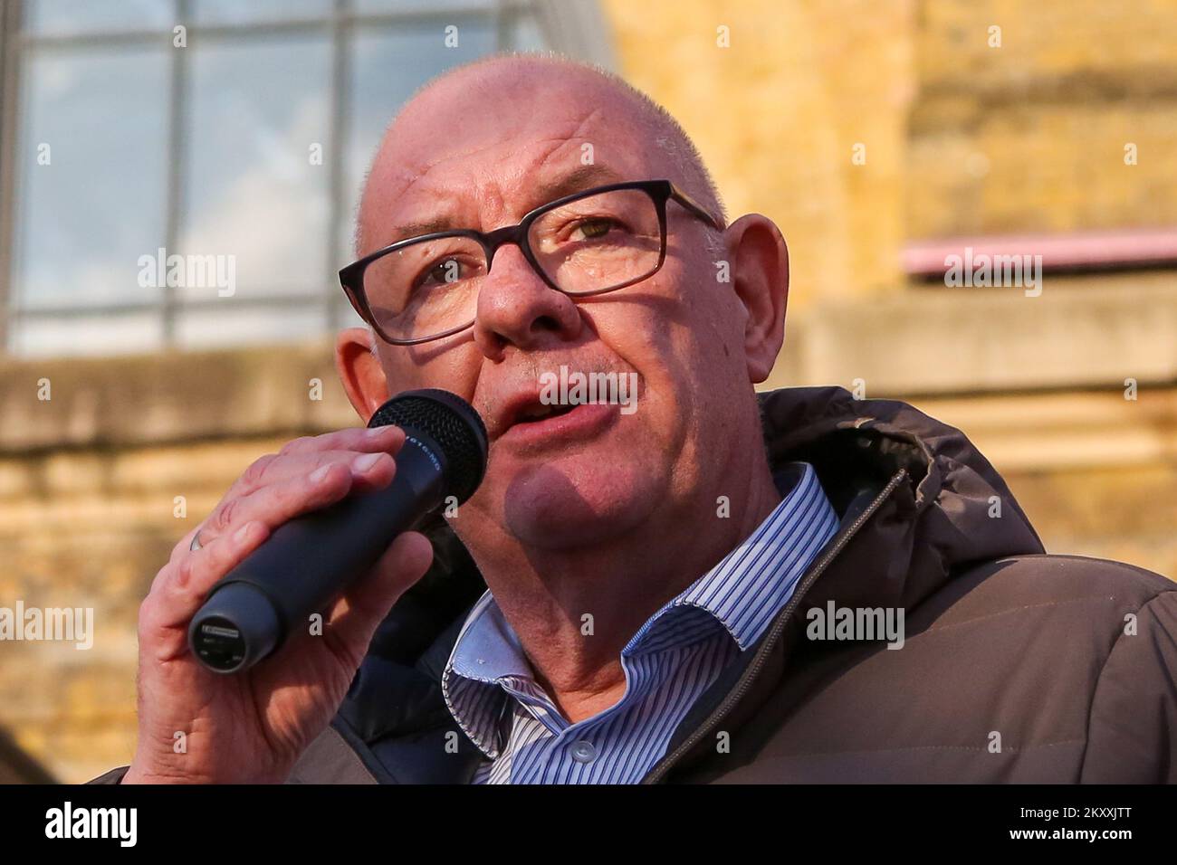 Londres, Royaume-Uni. 30th novembre 2022. Dave Ward, secrétaire général de l'UCF, parle au rassemblement de l'Université et du Collège à l'extérieur de la gare King's Cross de Londres. Ce mois-ci, plus de 70 000 employés universitaires de 150 universités participent à une action industrielle sur les retraites, les salaires et les conditions de travail, ce qui en fait la plus grande grève nationale de l'histoire de l'enseignement supérieur. Crédit : SOPA Images Limited/Alamy Live News Banque D'Images