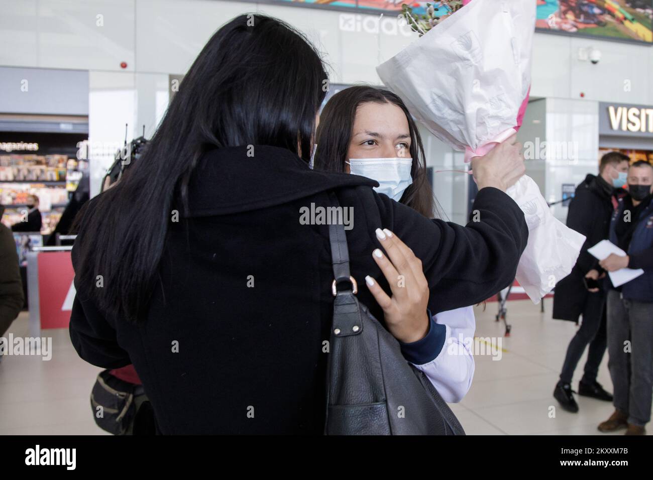 Ivana Marcinko, mère du joueur de tennis Petra Marcinko, est visible à l'aéroport de Zagreb, en Croatie, sur 30 janvier 2022. Le jeune joueur de tennis Petra Marcinko, qui a remporté le titre junior lors du premier tournoi du Grand Chelem de cette saison, est revenu à l'Open d'Australie. Elle a été accueillie à l'aéroport par sa famille et ses amis. Photo: Davor Puklavec/PIXSELL Banque D'Images